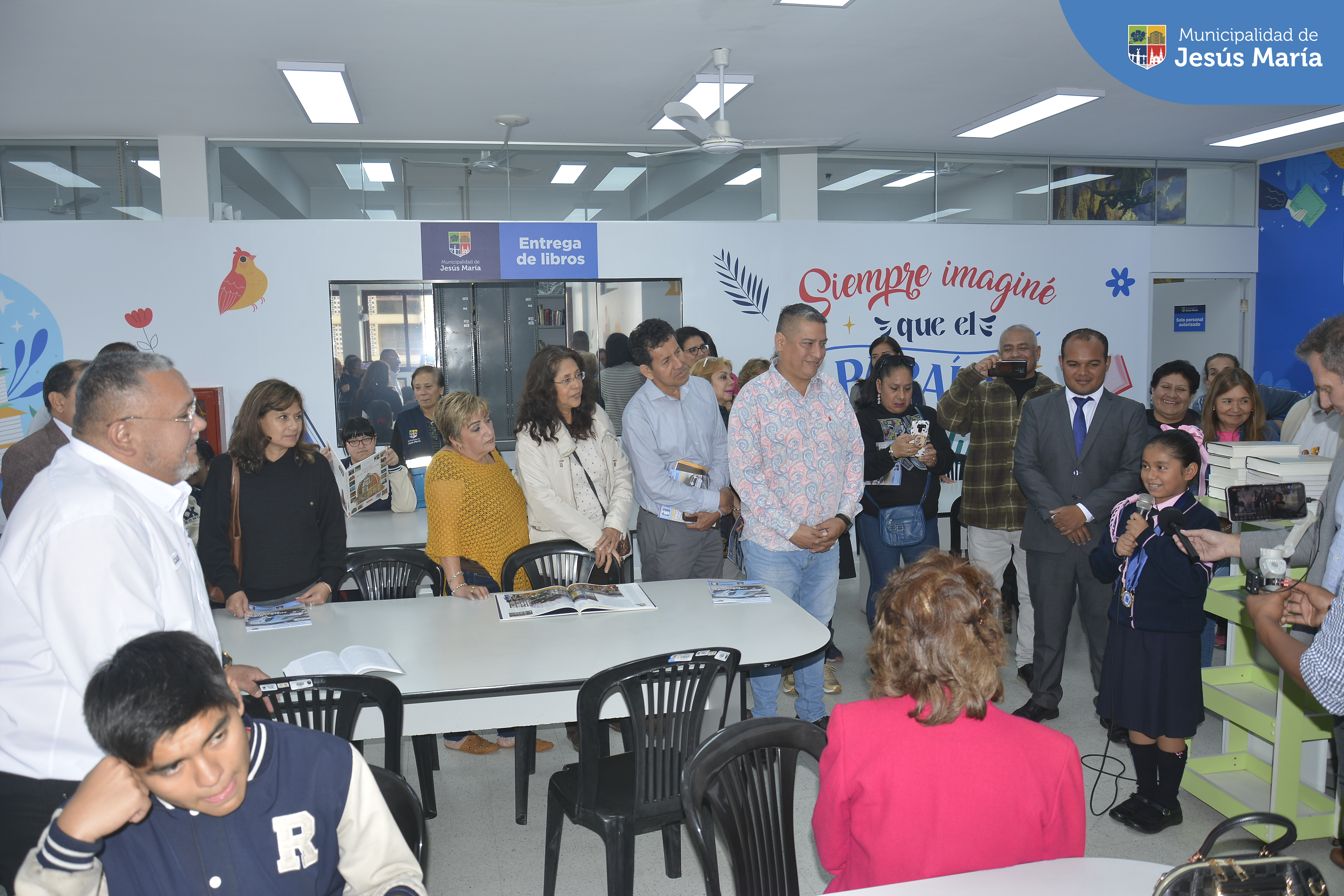 ☑️ Nuestro alcalde, Jesús Gálvez Olivares, lideró la ceremonia de inauguración y realizó un recorrido por la nueva Biblioteca Infantil 📚, la renovada Biblioteca Enrique Lopez Albujar 📗 y el remozado Coworking 👩‍💻. 

☑️ Vecinos de todas las edades, podrán acceder a modernos ambientes destinados a impulsar las actividades de lectura, el arte y todo tipo de eventos culturales.