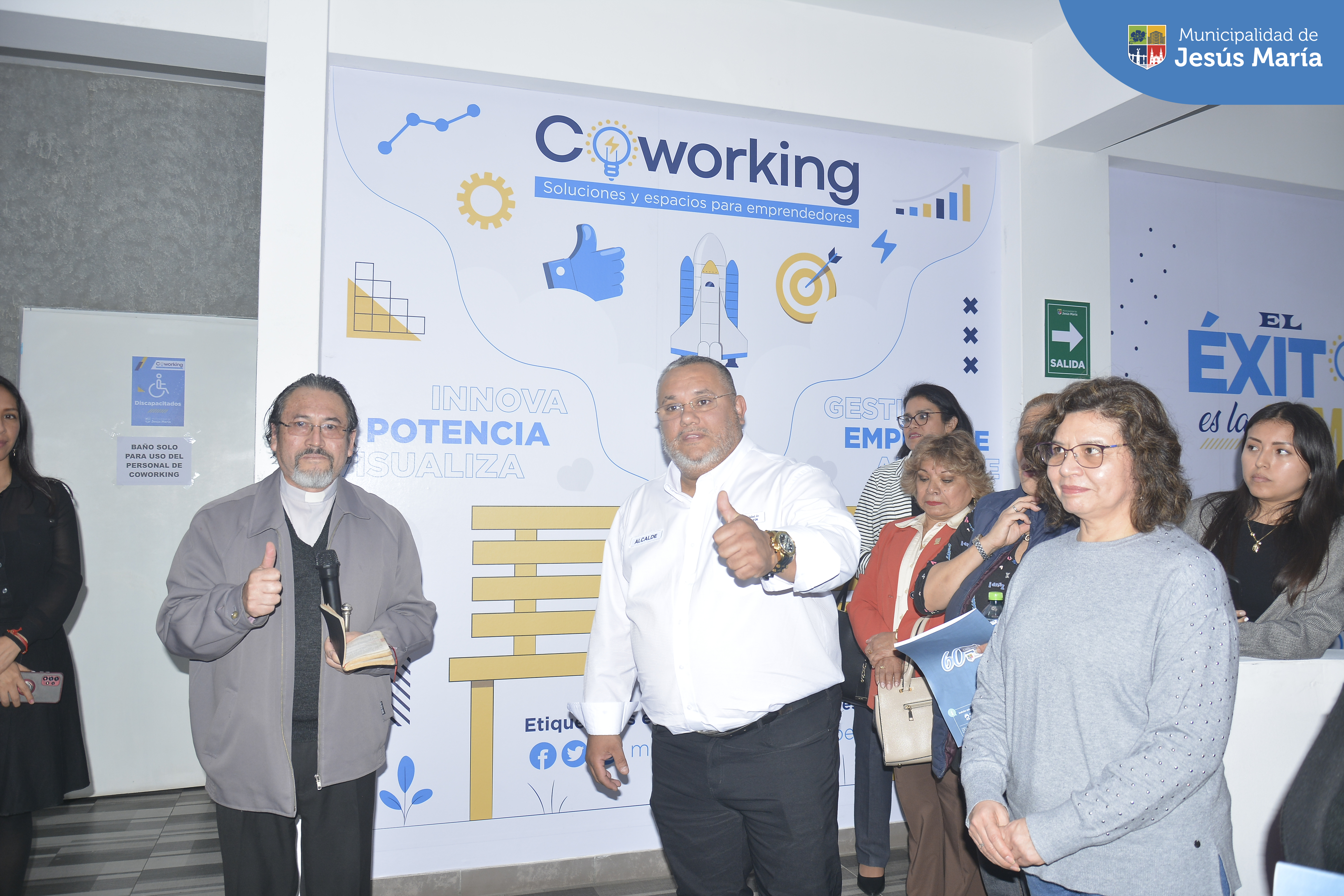 ☑️ Nuestro alcalde, Jesús Gálvez Olivares, lideró la ceremonia de inauguración y realizó un recorrido por la nueva Biblioteca Infantil 📚, la renovada Biblioteca Enrique Lopez Albujar 📗 y el remozado Coworking 👩‍💻. 

☑️ Vecinos de todas las edades, podrán acceder a modernos ambientes destinados a impulsar las actividades de lectura, el arte y todo tipo de eventos culturales.