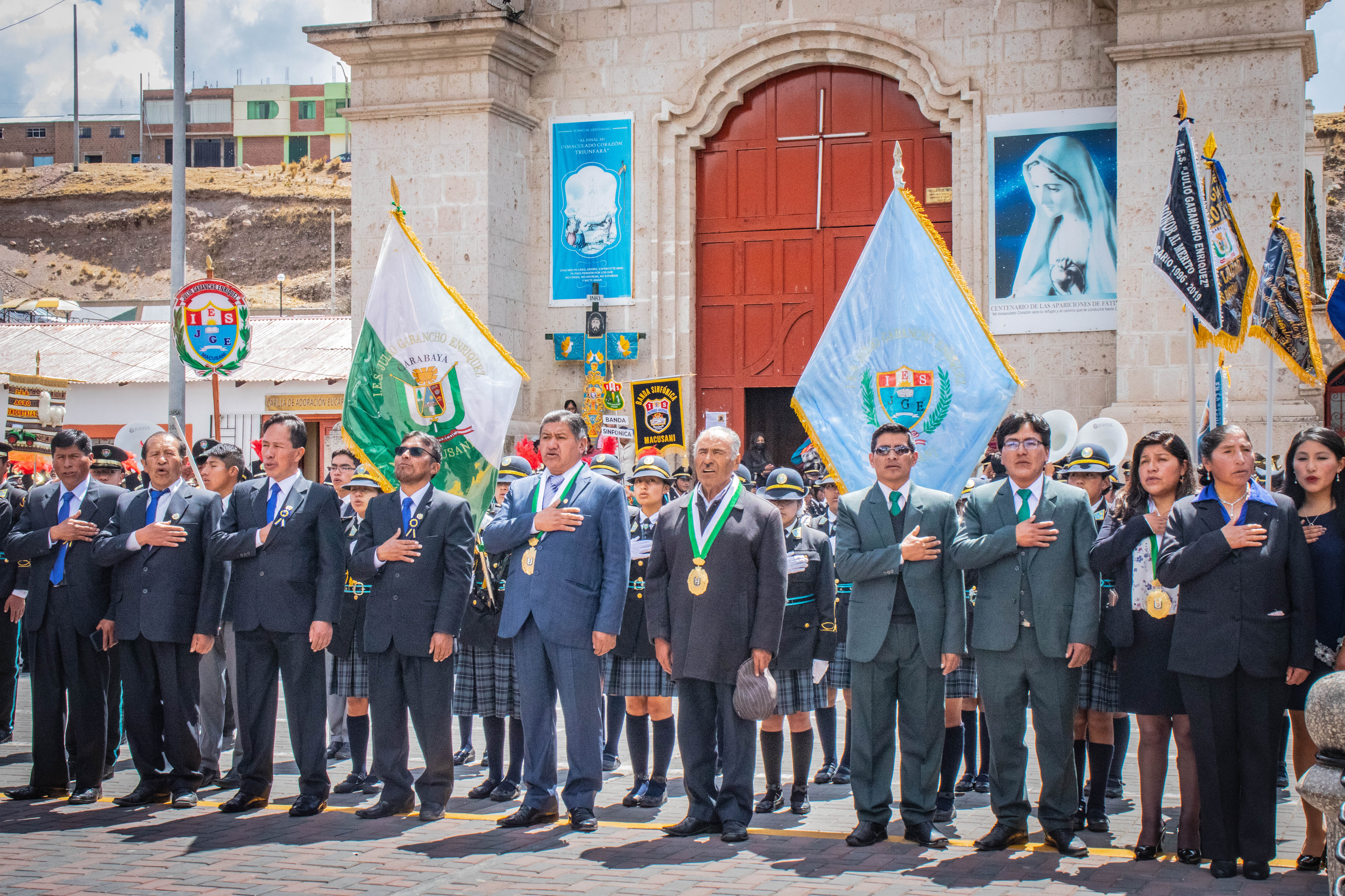 Municipalidad Provincial de Carabaya presente en la ceremonia por el aniversario de instituciones educativas del distrito de Macusani