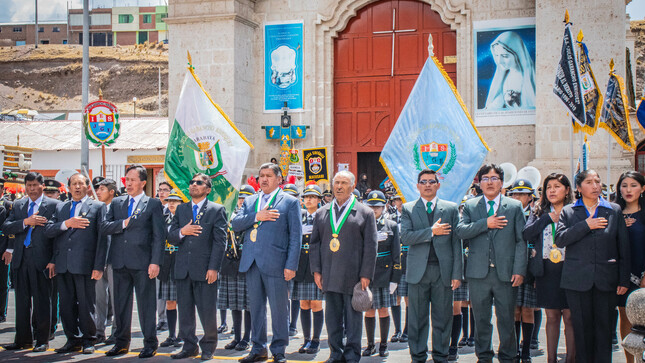 Municipalidad Provincial de Carabaya presente en la ceremonia por el aniversario de instituciones educativas del distrito de Macusani