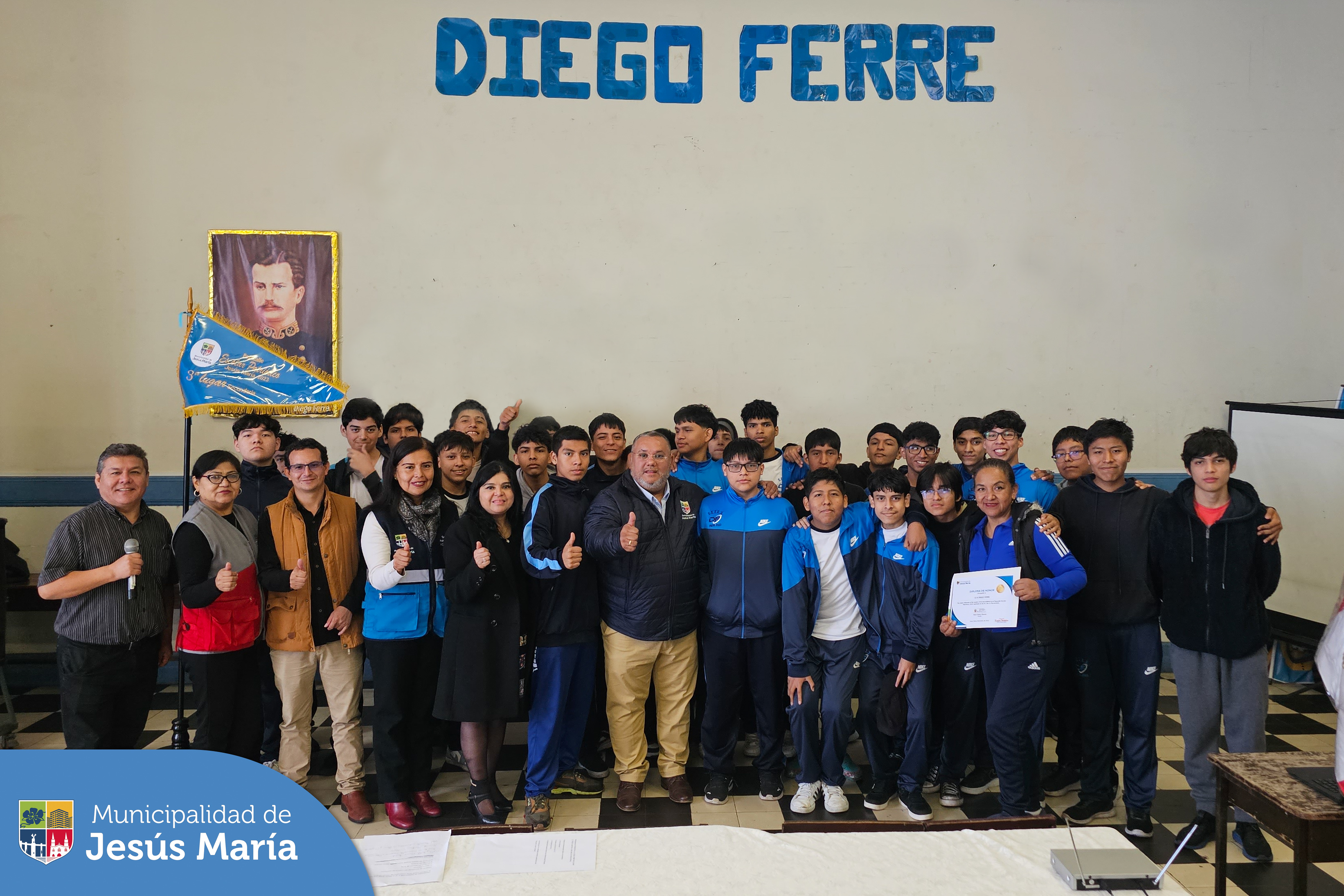 👉 Seguimos premiando a los colegios del distrito que participaron en nuestro tradicional 🇵🇪 Pasacalle Escolar Patriótico. En esta ocasión, nuestro alcalde Jesús Gálvez Olivares, entregó un reconocimiento a los alumnos de la I.E. Diego Ferré, por alcanzar el 3er lugar en el nivel secundaria. 🙌🏻