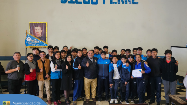 👉 Seguimos premiando a los colegios del distrito que participaron en nuestro tradicional 🇵🇪 Pasacalle Escolar Patriótico. En esta ocasión, nuestro alcalde Jesús Gálvez Olivares, entregó un reconocimiento a los alumnos de la I.E. Diego Ferré, por alcanzar el 3er lugar en el nivel secundaria. 🙌🏻