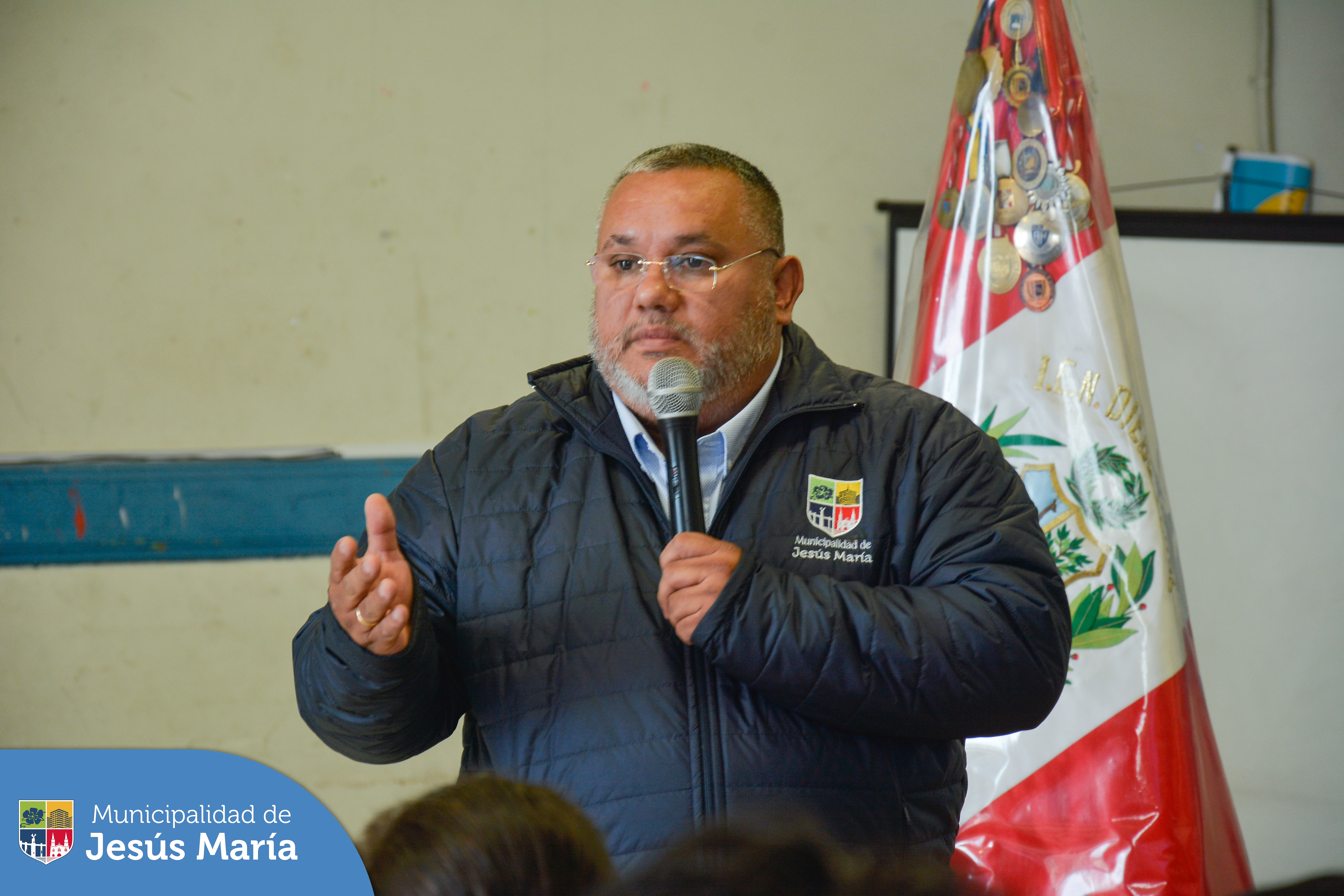 👉 Seguimos premiando a los colegios del distrito que participaron en nuestro tradicional 🇵🇪 Pasacalle Escolar Patriótico. En esta ocasión, nuestro alcalde Jesús Gálvez Olivares, entregó un reconocimiento a los alumnos de la I.E. Diego Ferré, por alcanzar el 3er lugar en el nivel secundaria. 🙌🏻