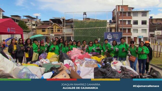 La Municipalidad Provincial de Cajamarca a través de la gerencia de Desarrollo Ambiental, realizó una nueva reciclatón en la urbanización Cajamarca, teniendo la participación activa de decenas de cajamarquinos e instituciones que buscan reducir la contaminación en nuestra ciudad. 
✅Hemos logrado recaudar un total de 740 Kg de residuos inorgánicos entre papel, cartón, plástico, chatarra .
¡𝐑𝐞𝐜𝐢𝐜𝐥𝐚, 𝐑𝐞𝐮𝐭𝐢𝐥𝐢𝐳𝐚 𝐲 𝐑𝐞𝐡𝐮́𝐬𝐚! 