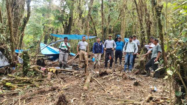La Quinta Fiscalía Penal Corporativa de Huánuco y Policía Nacional del Perú llevaron a cabo una diligencia de constatación fiscal en los terrenos comunales de San Pablo de Pillao que estarían siendo invadidos por ciudadanos de otras jurisdicciones.
Durante la diligencia, el fiscal y autoridades presentes hallaron el campamento de los invasores. El hallazgo evidencia que inescrupulosos pretenden apoderarse de terrenos que, según documentos oficiales, pertenecen a los caseríos de Nueva Libertad y Villa Paraíso.