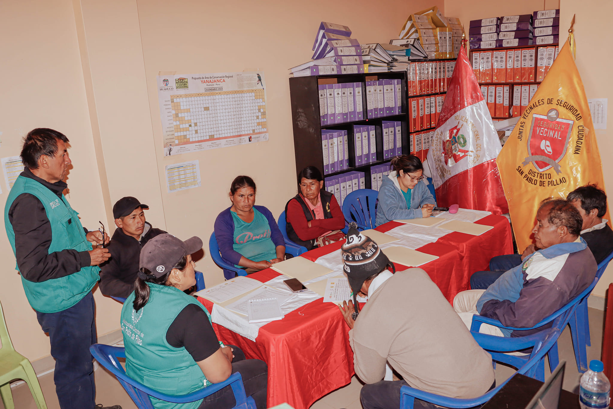 La alcaldesa Delia Verde Ponce participó en la IV Sesión del Codisec donde se tomó importantes acuerdos a fin de fortalecer la seguridad y promover el desarrollo de nuestro distrito.
Con la finalidad de que los pillahuinos gocen de los beneficios sociales se realizará las gestiones ante Reniec, ya que el DNI de muchos ciudadanos de nuestro distrito está desactualizado y aún figura que son residentes del distrito de Chinchao.
En las próximas semanas se capacitará a los integrantes de las Rondas Campesinas en temas de seguridad ciudadana.
Los integrantes del Codisec harán visitas inopinadas con el fin de hacer cumplir la Ordenanza Municipal 005-2023-MDSPP que regula que regula la emisión sonora; los parámetros constructivos de establecimientos, la comercialización, consumo, publicidad y horarios de venta de bebidas alcohólicas.
Asimismo, el Codisec sumará esfuerzos en la protección del medio ambiente, haciendo cumplir lo acordado en la asamblea general del 6 de agosto, en el que se estipuló una multa de diez mil soles a quienes ocasiones incendios y deprenden los bosques de Pillao.
Además, con la finalidad de liberar el congestionamiento en la entrada de Villa Tranca, los miembros del Codisec intervendrán inopinadamente a quienes se estaciones obstruyendo el libre tránsito de los vehículos.