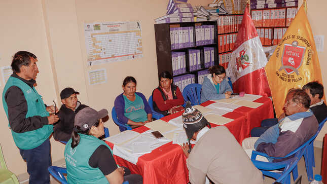 La alcaldesa Delia Verde Ponce participó en la IV Sesión del Codisec donde se tomó importantes acuerdos a fin de fortalecer la seguridad y promover el desarrollo de nuestro distrito.
Con la finalidad de que los pillahuinos gocen de los beneficios sociales se realizará las gestiones ante Reniec, ya que el DNI de muchos ciudadanos de nuestro distrito está desactualizado y aún figura que son residentes del distrito de Chinchao.
En las próximas semanas se capacitará a los integrantes de las Rondas Campesinas en temas de seguridad ciudadana.
Los integrantes del Codisec harán visitas inopinadas con el fin de hacer cumplir la Ordenanza Municipal 005-2023-MDSPP que regula que regula la emisión sonora; los parámetros constructivos de establecimientos, la comercialización, consumo, publicidad y horarios de venta de bebidas alcohólicas.
Asimismo, el Codisec sumará esfuerzos en la protección del medio ambiente, haciendo cumplir lo acordado en la asamblea general del 6 de agosto, en el que se estipuló una multa de diez mil soles a quienes ocasiones incendios y deprenden los bosques de Pillao. 
Además, con la finalidad de liberar el congestionamiento en la entrada de Villa Tranca, los miembros del Codisec intervendrán inopinadamente a quienes se estaciones obstruyendo el libre tránsito de los vehículos.