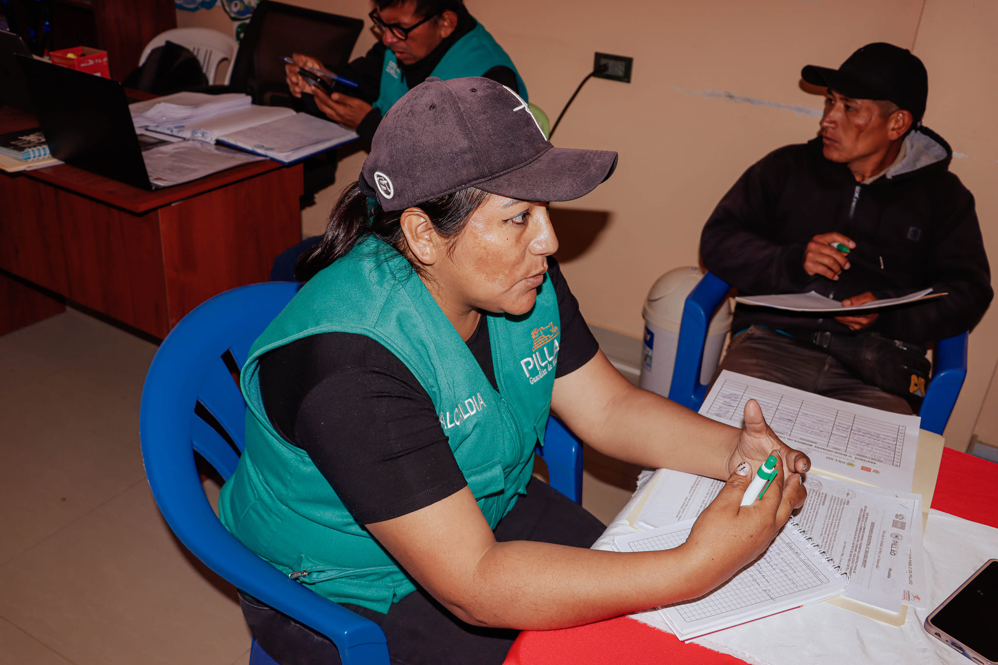 La alcaldesa Delia Verde Ponce participó en la IV Sesión del Codisec donde se tomó importantes acuerdos a fin de fortalecer la seguridad y promover el desarrollo de nuestro distrito.
Con la finalidad de que los pillahuinos gocen de los beneficios sociales se realizará las gestiones ante Reniec, ya que el DNI de muchos ciudadanos de nuestro distrito está desactualizado y aún figura que son residentes del distrito de Chinchao.
En las próximas semanas se capacitará a los integrantes de las Rondas Campesinas en temas de seguridad ciudadana.
Los integrantes del Codisec harán visitas inopinadas con el fin de hacer cumplir la Ordenanza Municipal 005-2023-MDSPP que regula que regula la emisión sonora; los parámetros constructivos de establecimientos, la comercialización, consumo, publicidad y horarios de venta de bebidas alcohólicas.
Asimismo, el Codisec sumará esfuerzos en la protección del medio ambiente, haciendo cumplir lo acordado en la asamblea general del 6 de agosto, en el que se estipuló una multa de diez mil soles a quienes ocasiones incendios y deprenden los bosques de Pillao.
Además, con la finalidad de liberar el congestionamiento en la entrada de Villa Tranca, los miembros del Codisec intervendrán inopinadamente a quienes se estaciones obstruyendo el libre tránsito de los vehículos.