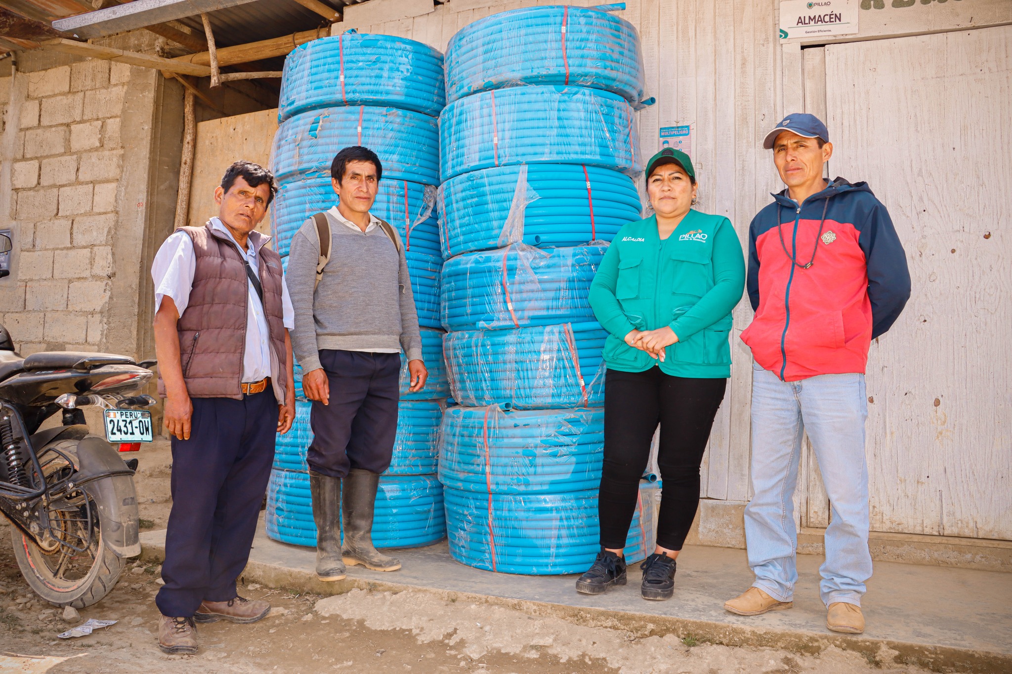La Municipalidad Distrital de San Pablo de Pillao donó 20 rollos de manguera al caserío de Pumpuy. Los bienes se emplearán en la conducción de dos kilómetros agua para consumo humano.
La entrega fue realizada por la alcaldesa Delia Verde Ponce al presidente de la comunidad campesina de Pumpuy, Victor Callán Soria.