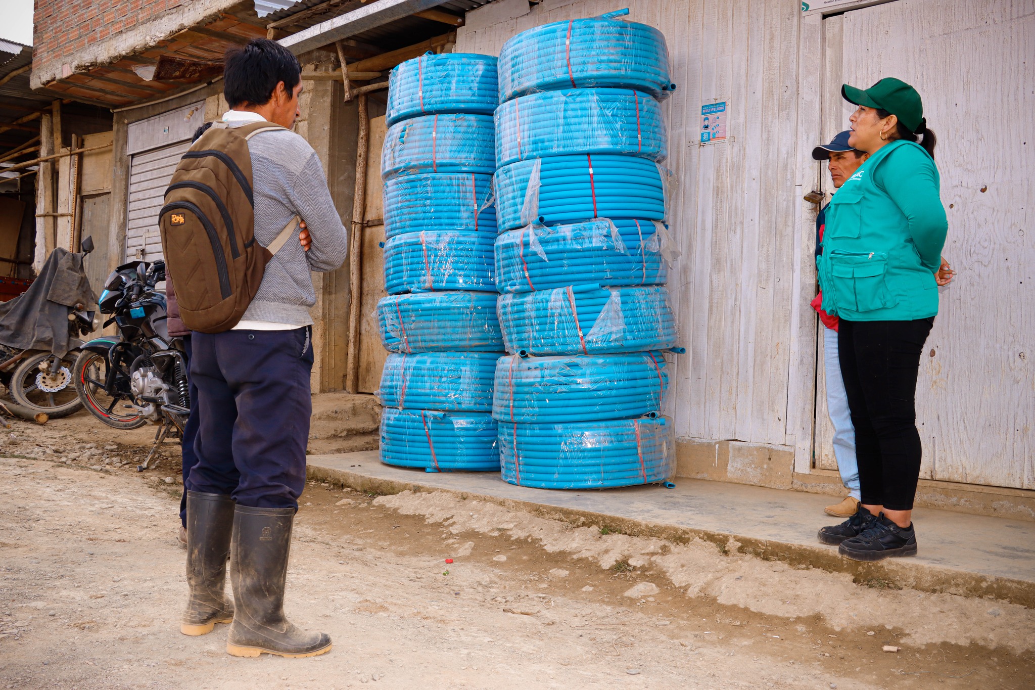 La Municipalidad Distrital de San Pablo de Pillao donó 20 rollos de manguera al caserío de Pumpuy. Los bienes se emplearán en la conducción de dos kilómetros agua para consumo humano.
La entrega fue realizada por la alcaldesa Delia Verde Ponce al presidente de la comunidad campesina de Pumpuy, Victor Callán Soria.