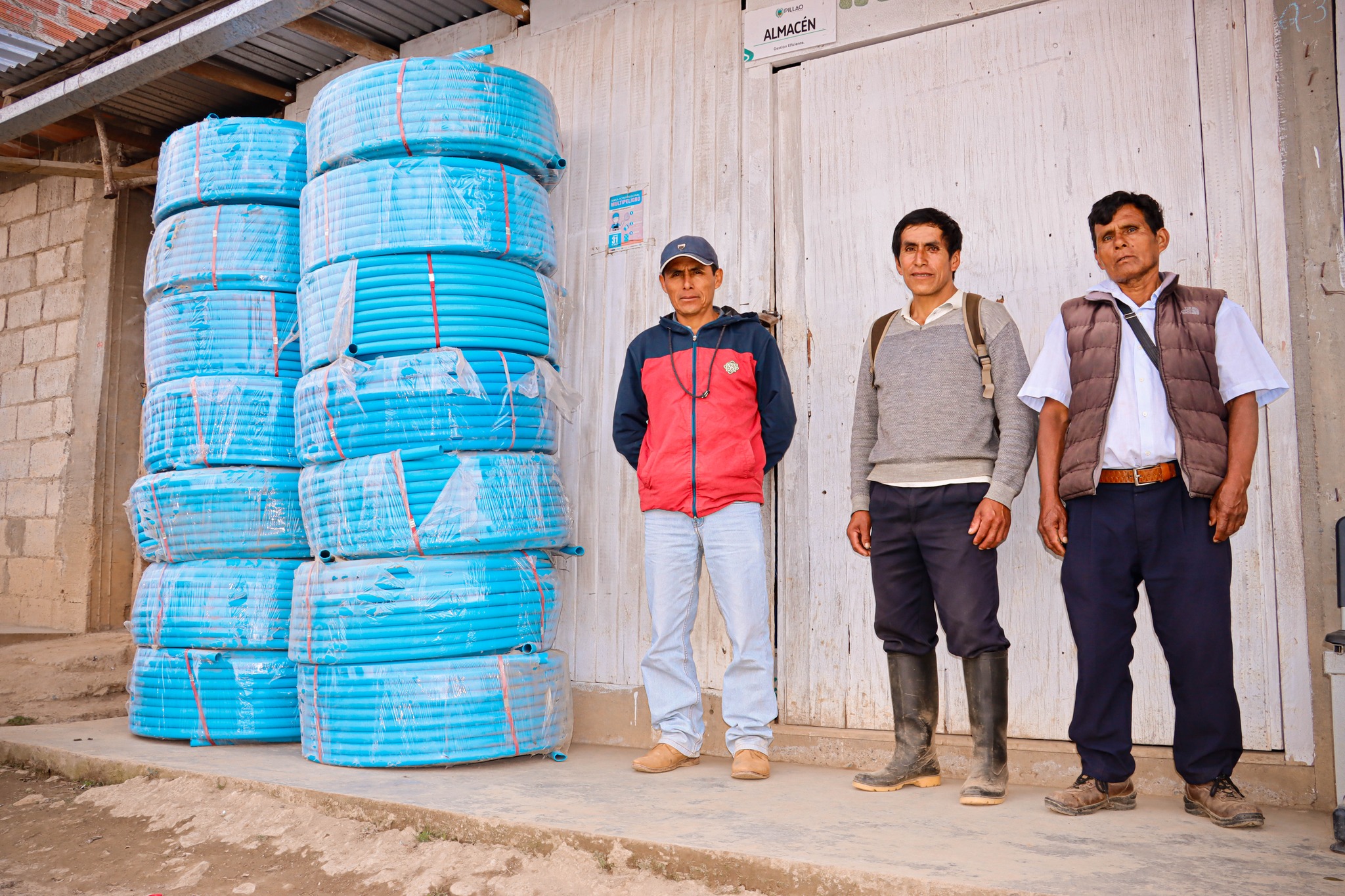 La Municipalidad Distrital de San Pablo de Pillao donó 20 rollos de manguera al caserío de Pumpuy. Los bienes se emplearán en la conducción de dos kilómetros agua para consumo humano.
La entrega fue realizada por la alcaldesa Delia Verde Ponce al presidente de la comunidad campesina de Pumpuy, Victor Callán Soria.