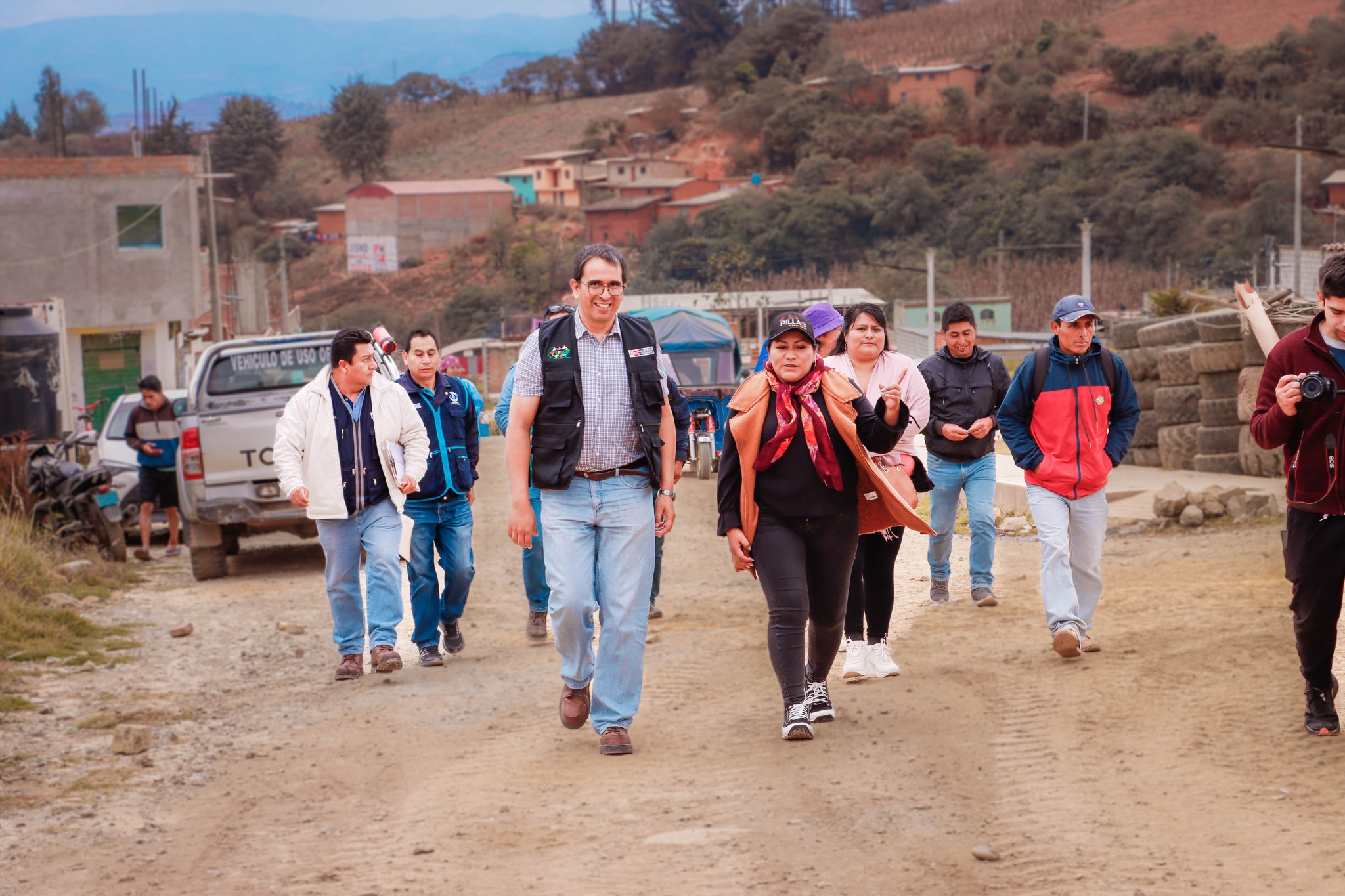 ¡Gestión Eficiente! A través del programa Lurawi Perú, la Municipalidad Distrital de San Pablo de Pillao inició la ejecución de la actividad “Limpieza, mantenimiento y acondicionamiento del Centro de Salud Pillao en la localidad de Cushipampa, distrito de San Pablo de Pillao”. La actividad se ejecuta con una inversión de 97, 876.09 soles, en un plazo de 21 días calendarios, beneficiando con empleo temporal a 47 pobladores.
La alcaldesa Delia Verde Ponce manifestó que la infraestructura prestada en la que funciona el puesto de salud se encuentra en situación de emergencia, por ello priorizó la elaboración de los estudios técnicos para mejorarla a través del programa Lurawi Perú. La autoridad edil refirió que esta infraestructura seguirá al servicio de la población mientras duren las gestiones para la construcción de nuestro moderno hospital.
En el inicio de la actividad participó, junto a su equipo técnico, el director de la Red de Salud Huánuco, Miguel Ángel Paco Fernández, quien, luego de constatar las deficiencias de infraestructura del centro de salud, felicitó a la autoridad edil por darle prioridad al sector Salud.