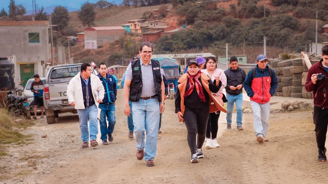 ¡Gestión Eficiente! A través del programa Lurawi Perú, la Municipalidad Distrital de San Pablo de Pillao inició la ejecución de la actividad “Limpieza, mantenimiento y acondicionamiento del Centro de Salud Pillao en la localidad de Cushipampa, distrito de San Pablo de Pillao”. La actividad se ejecuta con una inversión de 97, 876.09 soles, en un plazo de 21 días calendarios, beneficiando con empleo temporal a 47 pobladores.
La alcaldesa Delia Verde Ponce manifestó que la infraestructura prestada en la que funciona el puesto de salud se encuentra en situación de emergencia, por ello priorizó la elaboración de los estudios técnicos para mejorarla a través del programa Lurawi Perú. La autoridad edil refirió que esta infraestructura seguirá al servicio de la población mientras duren las gestiones para la construcción de nuestro moderno hospital.
En el inicio de la actividad participó, junto a su equipo técnico, el director de la Red de Salud Huánuco, Miguel Ángel Paco Fernández, quien, luego de constatar las deficiencias de infraestructura del centro de salud, felicitó a la autoridad edil por darle prioridad al sector Salud.