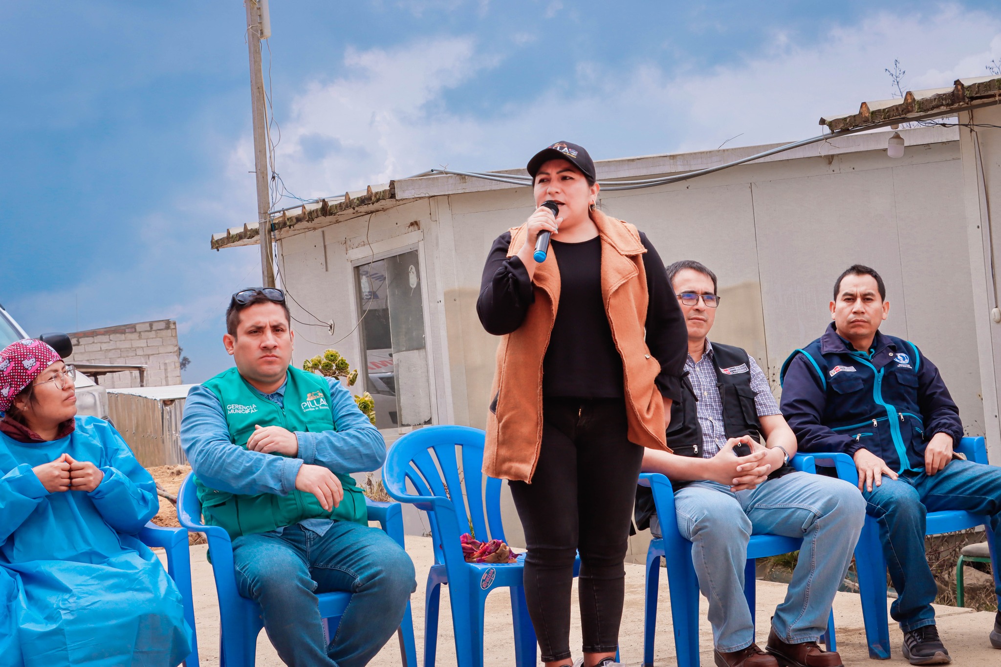 ¡Gestión Eficiente! A través del programa Lurawi Perú, la Municipalidad Distrital de San Pablo de Pillao inició la ejecución de la actividad “Limpieza, mantenimiento y acondicionamiento del Centro de Salud Pillao en la localidad de Cushipampa, distrito de San Pablo de Pillao”. La actividad se ejecuta con una inversión de 97, 876.09 soles, en un plazo de 21 días calendarios, beneficiando con empleo temporal a 47 pobladores.
La alcaldesa Delia Verde Ponce manifestó que la infraestructura prestada en la que funciona el puesto de salud se encuentra en situación de emergencia, por ello priorizó la elaboración de los estudios técnicos para mejorarla a través del programa Lurawi Perú. La autoridad edil refirió que esta infraestructura seguirá al servicio de la población mientras duren las gestiones para la construcción de nuestro moderno hospital.
En el inicio de la actividad participó, junto a su equipo técnico, el director de la Red de Salud Huánuco, Miguel Ángel Paco Fernández, quien, luego de constatar las deficiencias de infraestructura del centro de salud, felicitó a la autoridad edil por darle prioridad al sector Salud.