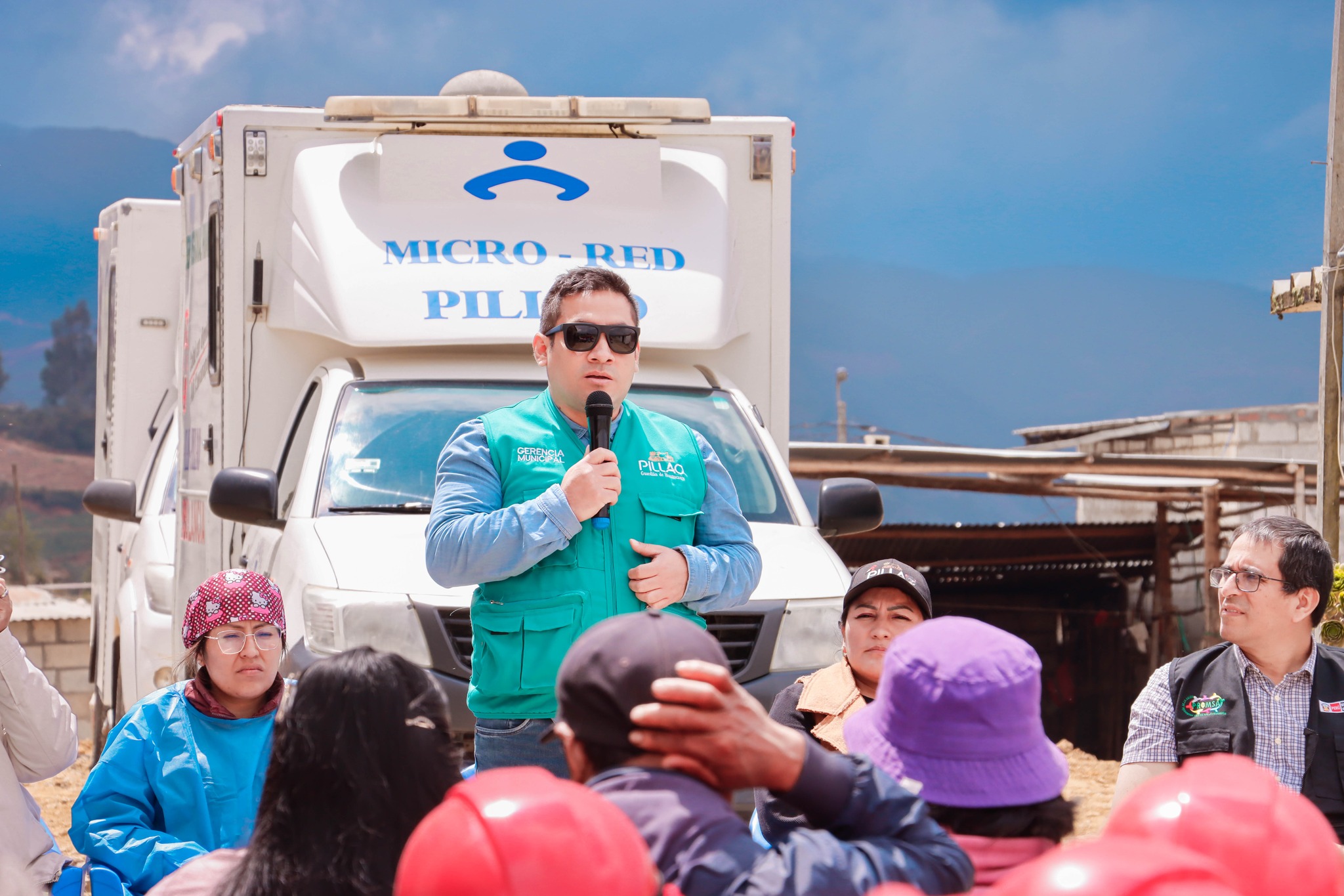 ¡Gestión Eficiente! A través del programa Lurawi Perú, la Municipalidad Distrital de San Pablo de Pillao inició la ejecución de la actividad “Limpieza, mantenimiento y acondicionamiento del Centro de Salud Pillao en la localidad de Cushipampa, distrito de San Pablo de Pillao”. La actividad se ejecuta con una inversión de 97, 876.09 soles, en un plazo de 21 días calendarios, beneficiando con empleo temporal a 47 pobladores.
La alcaldesa Delia Verde Ponce manifestó que la infraestructura prestada en la que funciona el puesto de salud se encuentra en situación de emergencia, por ello priorizó la elaboración de los estudios técnicos para mejorarla a través del programa Lurawi Perú. La autoridad edil refirió que esta infraestructura seguirá al servicio de la población mientras duren las gestiones para la construcción de nuestro moderno hospital.
En el inicio de la actividad participó, junto a su equipo técnico, el director de la Red de Salud Huánuco, Miguel Ángel Paco Fernández, quien, luego de constatar las deficiencias de infraestructura del centro de salud, felicitó a la autoridad edil por darle prioridad al sector Salud.