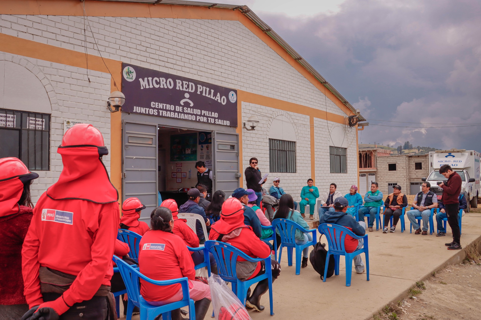 ¡Gestión Eficiente! A través del programa Lurawi Perú, la Municipalidad Distrital de San Pablo de Pillao inició la ejecución de la actividad “Limpieza, mantenimiento y acondicionamiento del Centro de Salud Pillao en la localidad de Cushipampa, distrito de San Pablo de Pillao”. La actividad se ejecuta con una inversión de 97, 876.09 soles, en un plazo de 21 días calendarios, beneficiando con empleo temporal a 47 pobladores.
La alcaldesa Delia Verde Ponce manifestó que la infraestructura prestada en la que funciona el puesto de salud se encuentra en situación de emergencia, por ello priorizó la elaboración de los estudios técnicos para mejorarla a través del programa Lurawi Perú. La autoridad edil refirió que esta infraestructura seguirá al servicio de la población mientras duren las gestiones para la construcción de nuestro moderno hospital.
En el inicio de la actividad participó, junto a su equipo técnico, el director de la Red de Salud Huánuco, Miguel Ángel Paco Fernández, quien, luego de constatar las deficiencias de infraestructura del centro de salud, felicitó a la autoridad edil por darle prioridad al sector Salud.