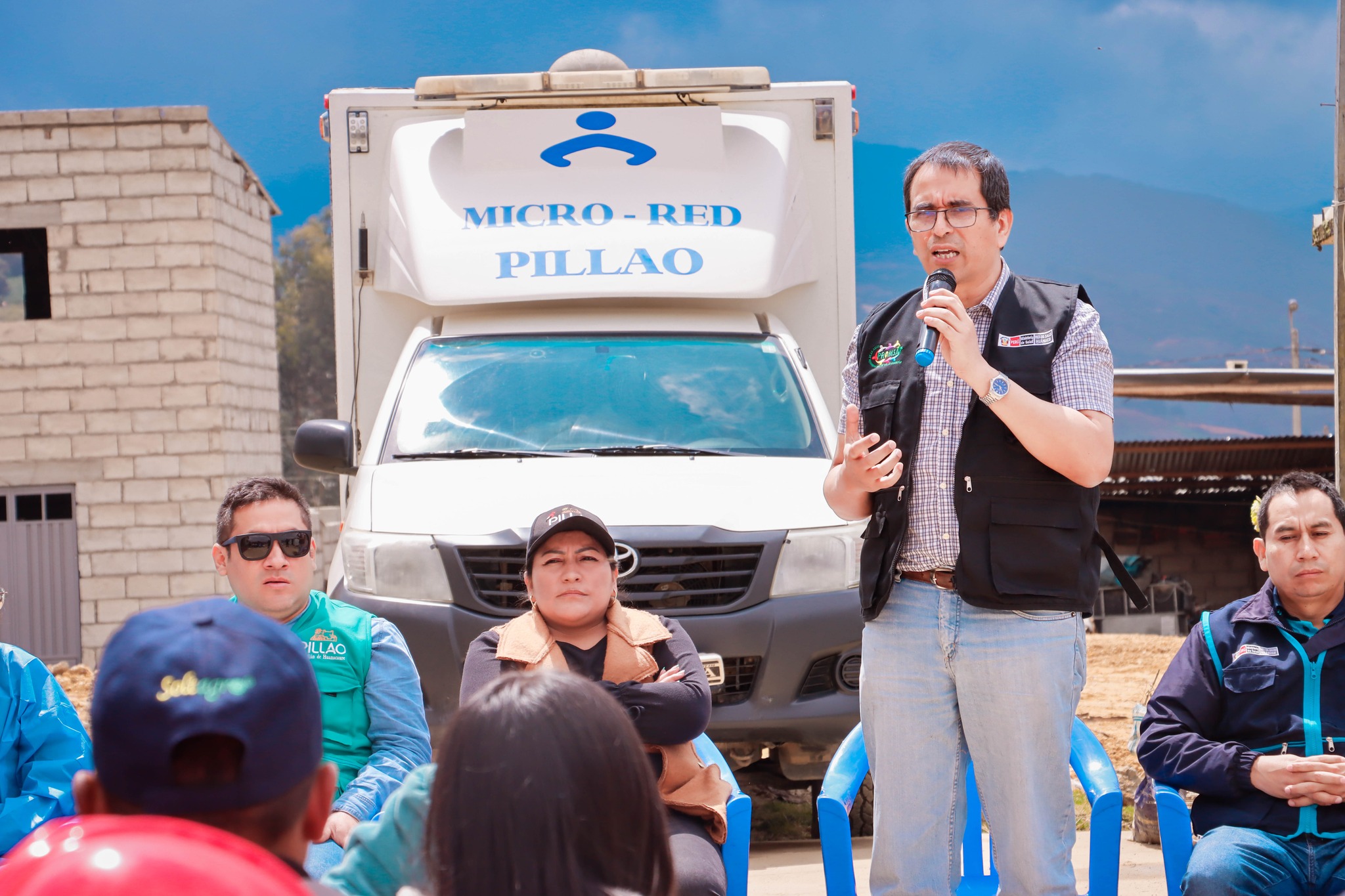 ¡Gestión Eficiente! A través del programa Lurawi Perú, la Municipalidad Distrital de San Pablo de Pillao inició la ejecución de la actividad “Limpieza, mantenimiento y acondicionamiento del Centro de Salud Pillao en la localidad de Cushipampa, distrito de San Pablo de Pillao”. La actividad se ejecuta con una inversión de 97, 876.09 soles, en un plazo de 21 días calendarios, beneficiando con empleo temporal a 47 pobladores.
La alcaldesa Delia Verde Ponce manifestó que la infraestructura prestada en la que funciona el puesto de salud se encuentra en situación de emergencia, por ello priorizó la elaboración de los estudios técnicos para mejorarla a través del programa Lurawi Perú. La autoridad edil refirió que esta infraestructura seguirá al servicio de la población mientras duren las gestiones para la construcción de nuestro moderno hospital.
En el inicio de la actividad participó, junto a su equipo técnico, el director de la Red de Salud Huánuco, Miguel Ángel Paco Fernández, quien, luego de constatar las deficiencias de infraestructura del centro de salud, felicitó a la autoridad edil por darle prioridad al sector Salud.