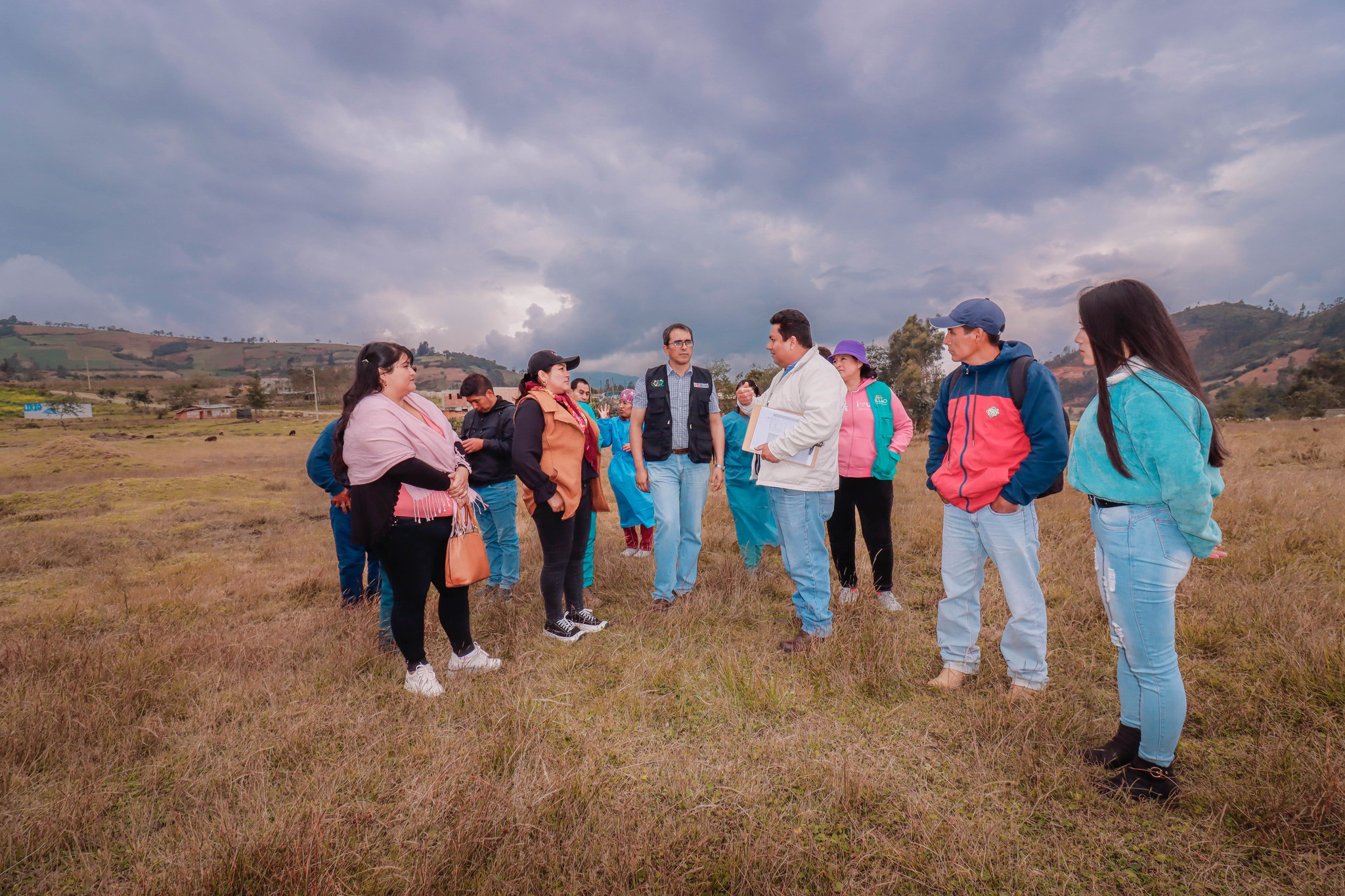 Durante su visita a nuestro distrito, el director de la Red de Salud Huánuco, Miguel Ángel Paco Fernández, acompañada de la alcaldesa Delia Verde Ponce y regidores, inspeccionó el terreno donde se construirá el moderno hospital de San Pablo de Pillao.
La elaboración del expediente técnico de la infraestructura hospitalaria cuenta con asignación presupuestal y está a cargo del Gobierno Regional Huánuco (Gorehco), por lo que la alcaldesa Delia Verde Ponce pidió al titular de la Red de Salud Huánuco, apoyar en las gestiones ante el Gorehco, con la finalidad de que se agilice el proceso y no se revierta el presupuesto.
Por su parte, el director Miguel Ángel Paco Fernández se comprometió a impulsar la pronta realización del proyecto, ya que es de suma importancia para nuestro distrito debido a la precaria infraestructura en la que actualmente funciona el centro de salud.
El predio comprende un área de 11246.55 metros cuadrados, registrado en Cofopri con código P39042115.