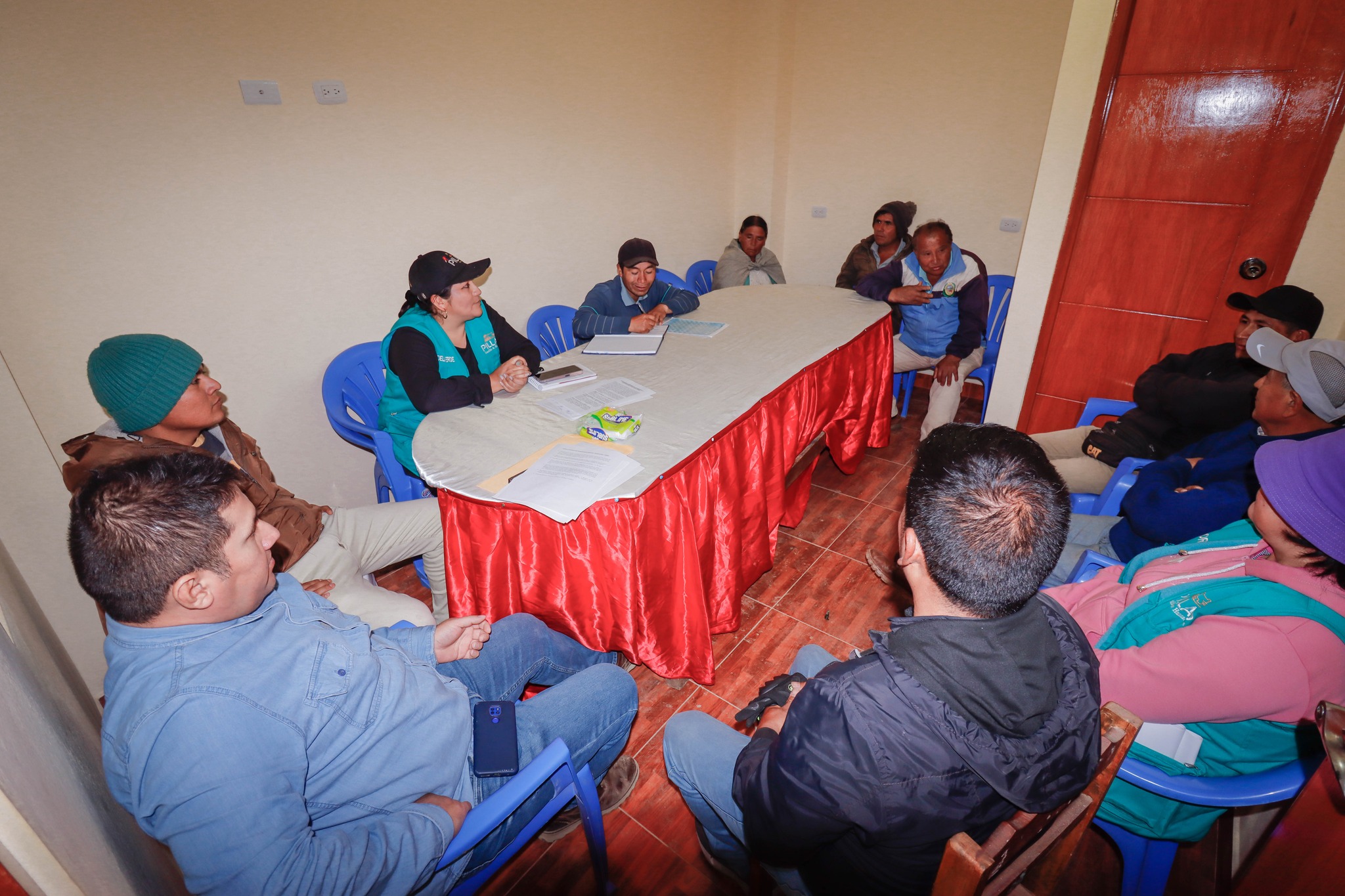La alcaldesa Delia Verde Ponce sostuvo una reunión con representantes de las empresas de transportes, con la finalidad de ultimar los detalles sobre la intervención de la carretera Pachachupán – Villa Tranca; sin embargo, debido a la poca asistencia de los transportistas, la reunión fue postergada para el 6 de setiembre próximo.
La municipalidad oficiará, por segunda vez, las invitaciones a las diferentes asociaciones de transportistas y en la siguiente reunión se tomarán los acuerdos, indefectiblemente, con los representantes que asistan.