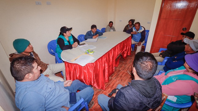 La alcaldesa Delia Verde Ponce sostuvo una reunión con representantes de las empresas de transportes, con la finalidad de ultimar los detalles sobre la intervención de la carretera Pachachupán – Villa Tranca; sin embargo, debido a la poca asistencia de los transportistas, la reunión fue postergada para el 6 de setiembre próximo.
La municipalidad oficiará, por segunda vez, las invitaciones a las diferentes asociaciones de transportistas y en la siguiente reunión se tomarán los acuerdos, indefectiblemente, con los representantes que asistan.