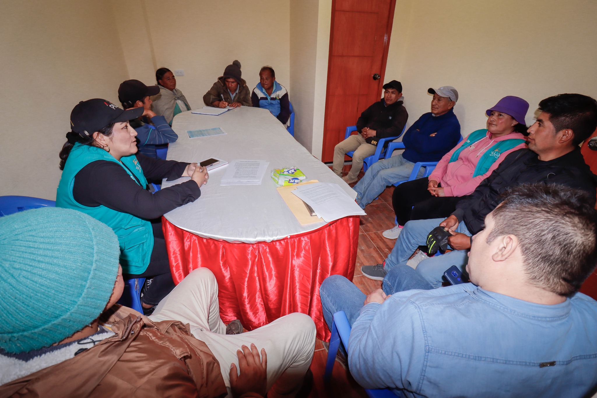 La alcaldesa Delia Verde Ponce sostuvo una reunión con representantes de las empresas de transportes, con la finalidad de ultimar los detalles sobre la intervención de la carretera Pachachupán – Villa Tranca; sin embargo, debido a la poca asistencia de los transportistas, la reunión fue postergada para el 6 de setiembre próximo.
La municipalidad oficiará, por segunda vez, las invitaciones a las diferentes asociaciones de transportistas y en la siguiente reunión se tomarán los acuerdos, indefectiblemente, con los representantes que asistan.