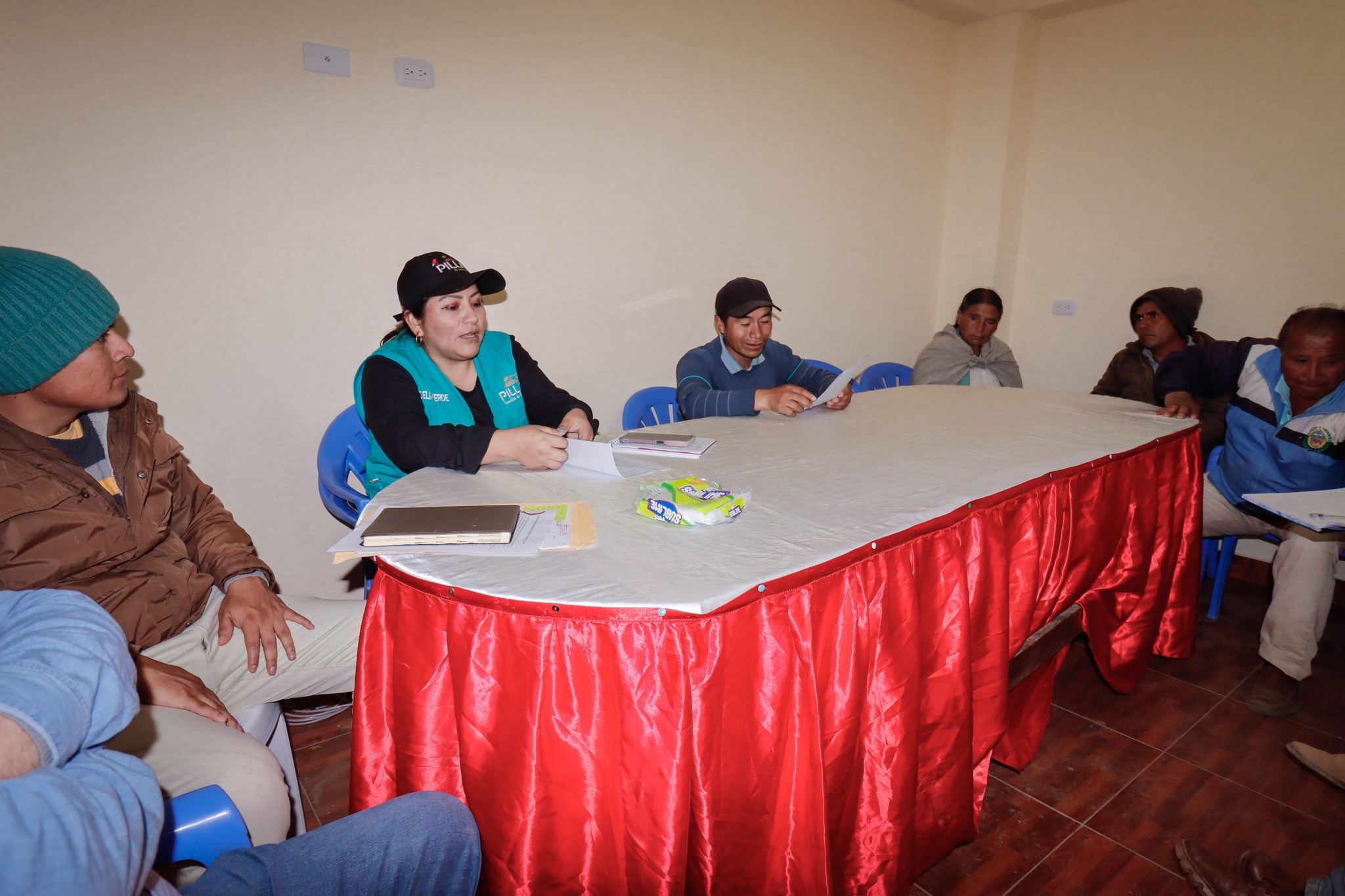 La alcaldesa Delia Verde Ponce sostuvo una reunión con representantes de las empresas de transportes, con la finalidad de ultimar los detalles sobre la intervención de la carretera Pachachupán – Villa Tranca; sin embargo, debido a la poca asistencia de los transportistas, la reunión fue postergada para el 6 de setiembre próximo.
La municipalidad oficiará, por segunda vez, las invitaciones a las diferentes asociaciones de transportistas y en la siguiente reunión se tomarán los acuerdos, indefectiblemente, con los representantes que asistan.
