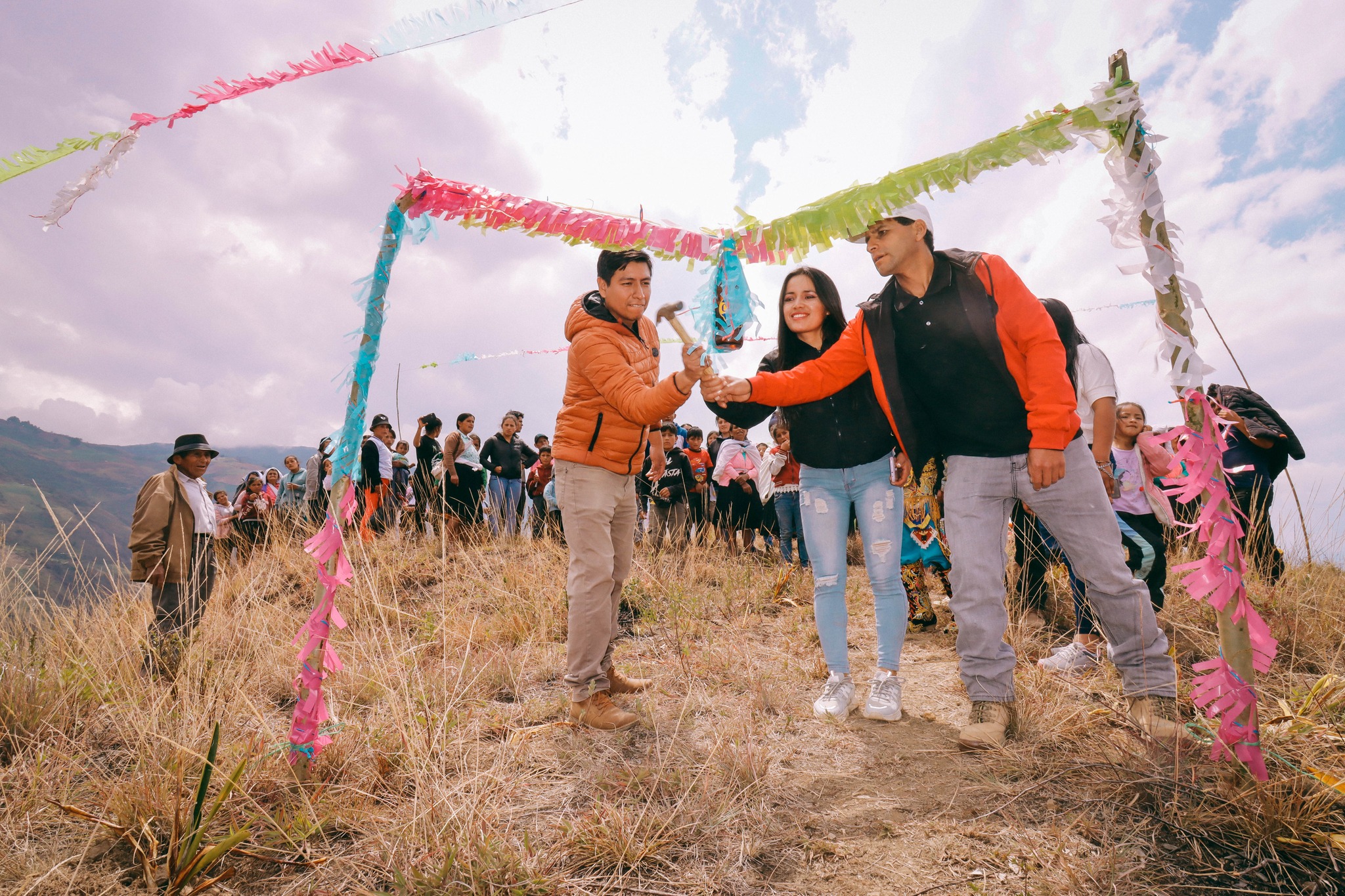 La alcaldesa Delia Verde Ponce y regidores de la Municipalidad Distrital de San Pablo de Pillao participaron en las actividades por el vigésimo aniversario del caserío Nueva Unión de Rurin Pillao.
Este año, por primera vez una cofradía de Los Negritos de Huánuco danzaron en el mirador Cruz Punta, recurso turístico cuyo acceso fue habilitado por la comunidad para que los visitantes puedan conocer este hermoso lugar.