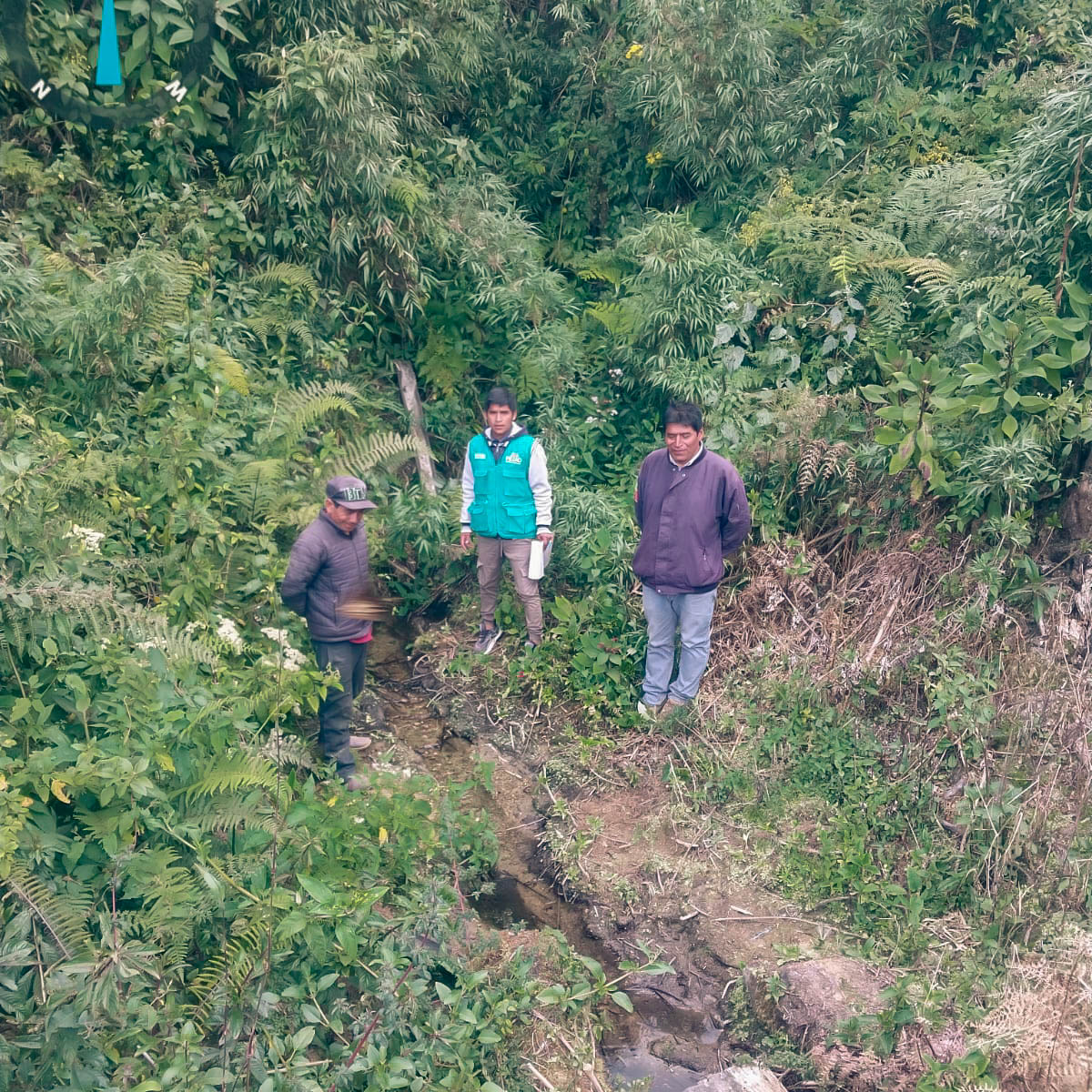 Como parte de la política medioambiental asumida por la Municipalidad Distrital de San Pablo de Pillao, personal técnico de esta institución realizó una inspección en el anexo de Osopampa, constatando que los moradores de esta localidad practican el cuidado del medio ambiente, protegiendo las fuentes de agua y los ecosistemas del lugar.
El personal corroboró que en el anexo existen nueve vertientes de agua y la población está comprometida a cuidarlas. Asimismo, los pobladores de Osopampa se comprometieron a practicar la agricultura de manera sostenible, asegurando que la apertura de nuevas parcelas se realice en coordinación con las autoridades comunales y sin atentar contra el medio ambiente.
El anexo de Osopampa es una de las primeras localidades de San Pablo de Pillao en asumir como prioridad el cuidado del medio ambiente. Similar actitud se espera de otras localidades, ya que las futuras generaciones merecen un entorno saludable.
La Municipalidad Distrital de San Pablo de Pillao, con el apoyo de instituciones aliadas continuará promoviendo capacitaciones y talleres de sensibilización sobre protección del medio ambiente, manejo adecuado de agroquímicos, conservación de fuentes de agua, entre otros.