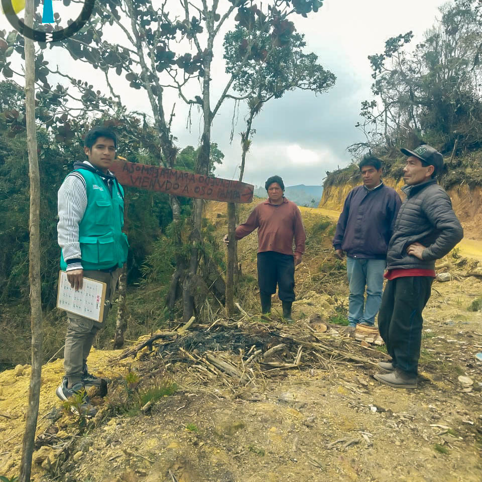 Como parte de la política medioambiental asumida por la Municipalidad Distrital de San Pablo de Pillao, personal técnico de esta institución realizó una inspección en el anexo de Osopampa, constatando que los moradores de esta localidad practican el cuidado del medio ambiente, protegiendo las fuentes de agua y los ecosistemas del lugar.
El personal corroboró que en el anexo existen nueve vertientes de agua y la población está comprometida a cuidarlas. Asimismo, los pobladores de Osopampa se comprometieron a practicar la agricultura de manera sostenible, asegurando que la apertura de nuevas parcelas se realice en coordinación con las autoridades comunales y sin atentar contra el medio ambiente.
El anexo de Osopampa es una de las primeras localidades de San Pablo de Pillao en asumir como prioridad el cuidado del medio ambiente. Similar actitud se espera de otras localidades, ya que las futuras generaciones merecen un entorno saludable.
La Municipalidad Distrital de San Pablo de Pillao, con el apoyo de instituciones aliadas continuará promoviendo capacitaciones y talleres de sensibilización sobre protección del medio ambiente, manejo adecuado de agroquímicos, conservación de fuentes de agua, entre otros.