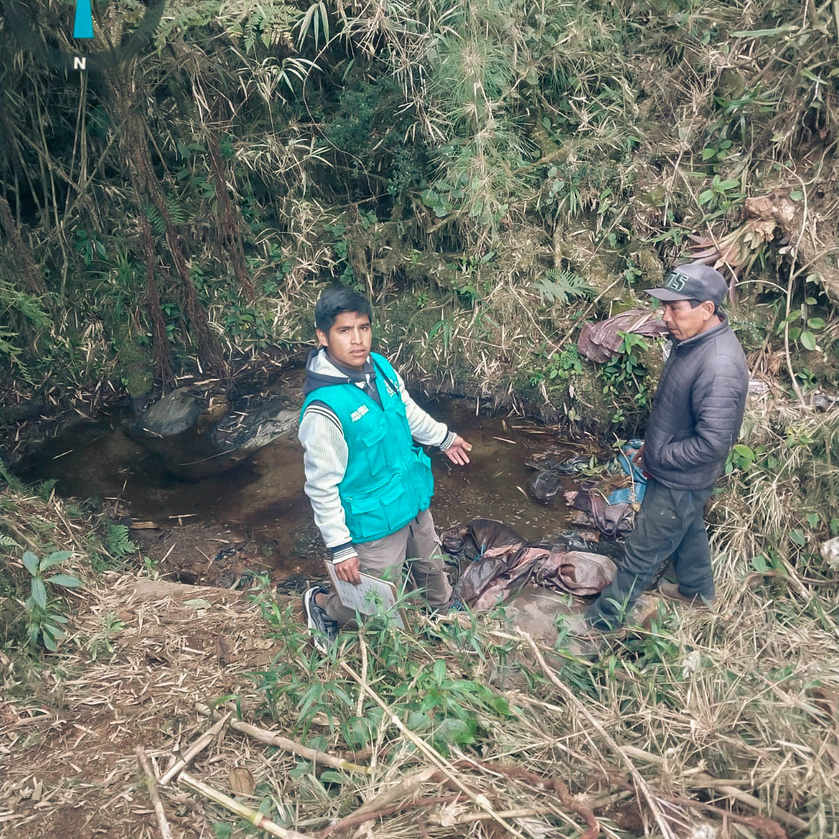 Como parte de la política medioambiental asumida por la Municipalidad Distrital de San Pablo de Pillao, personal técnico de esta institución realizó una inspección en el anexo de Osopampa, constatando que los moradores de esta localidad practican el cuidado del medio ambiente, protegiendo las fuentes de agua y los ecosistemas del lugar.
El personal corroboró que en el anexo existen nueve vertientes de agua y la población está comprometida a cuidarlas. Asimismo, los pobladores de Osopampa se comprometieron a practicar la agricultura de manera sostenible, asegurando que la apertura de nuevas parcelas se realice en coordinación con las autoridades comunales y sin atentar contra el medio ambiente.
El anexo de Osopampa es una de las primeras localidades de San Pablo de Pillao en asumir como prioridad el cuidado del medio ambiente. Similar actitud se espera de otras localidades, ya que las futuras generaciones merecen un entorno saludable.
La Municipalidad Distrital de San Pablo de Pillao, con el apoyo de instituciones aliadas continuará promoviendo capacitaciones y talleres de sensibilización sobre protección del medio ambiente, manejo adecuado de agroquímicos, conservación de fuentes de agua, entre otros.