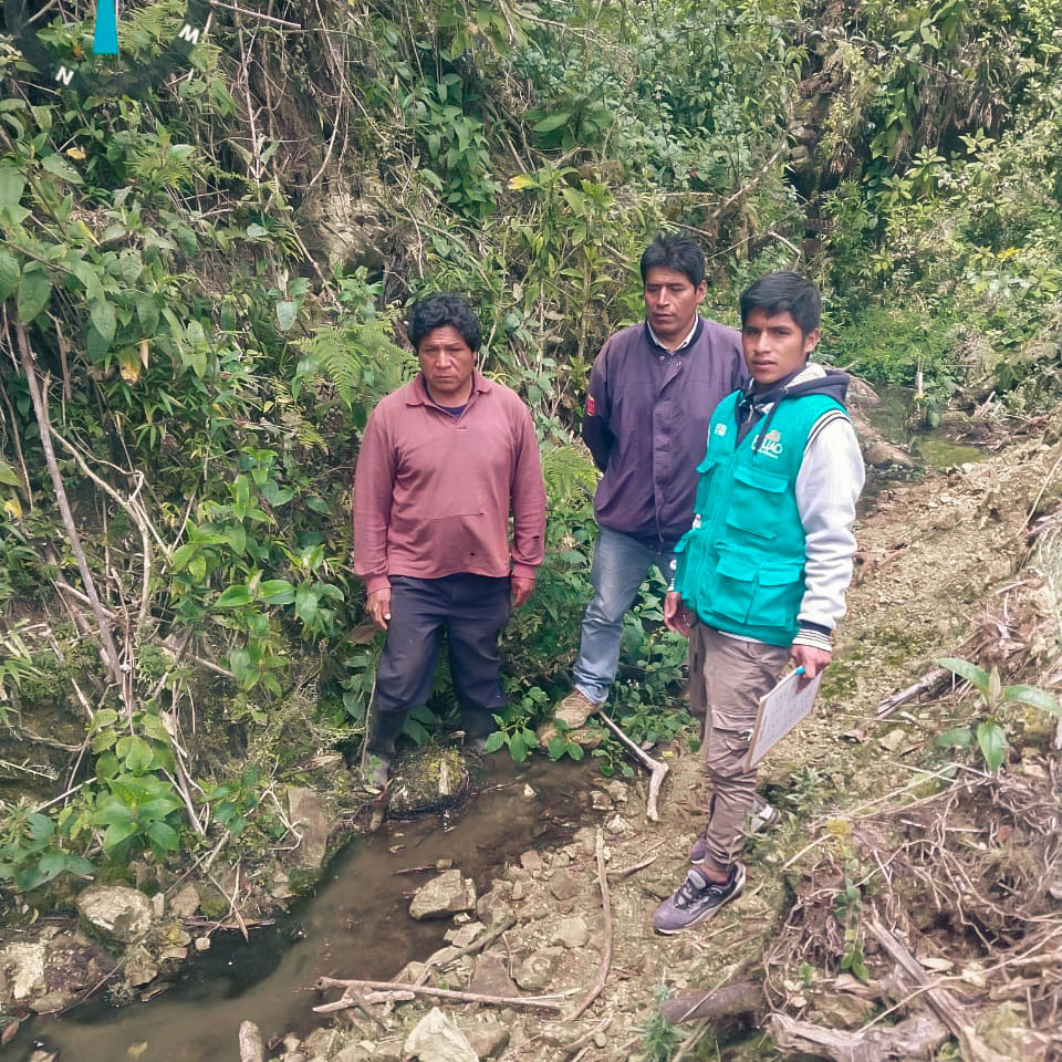 Como parte de la política medioambiental asumida por la Municipalidad Distrital de San Pablo de Pillao, personal técnico de esta institución realizó una inspección en el anexo de Osopampa, constatando que los moradores de esta localidad practican el cuidado del medio ambiente, protegiendo las fuentes de agua y los ecosistemas del lugar.
El personal corroboró que en el anexo existen nueve vertientes de agua y la población está comprometida a cuidarlas. Asimismo, los pobladores de Osopampa se comprometieron a practicar la agricultura de manera sostenible, asegurando que la apertura de nuevas parcelas se realice en coordinación con las autoridades comunales y sin atentar contra el medio ambiente.
El anexo de Osopampa es una de las primeras localidades de San Pablo de Pillao en asumir como prioridad el cuidado del medio ambiente. Similar actitud se espera de otras localidades, ya que las futuras generaciones merecen un entorno saludable.
La Municipalidad Distrital de San Pablo de Pillao, con el apoyo de instituciones aliadas continuará promoviendo capacitaciones y talleres de sensibilización sobre protección del medio ambiente, manejo adecuado de agroquímicos, conservación de fuentes de agua, entre otros.