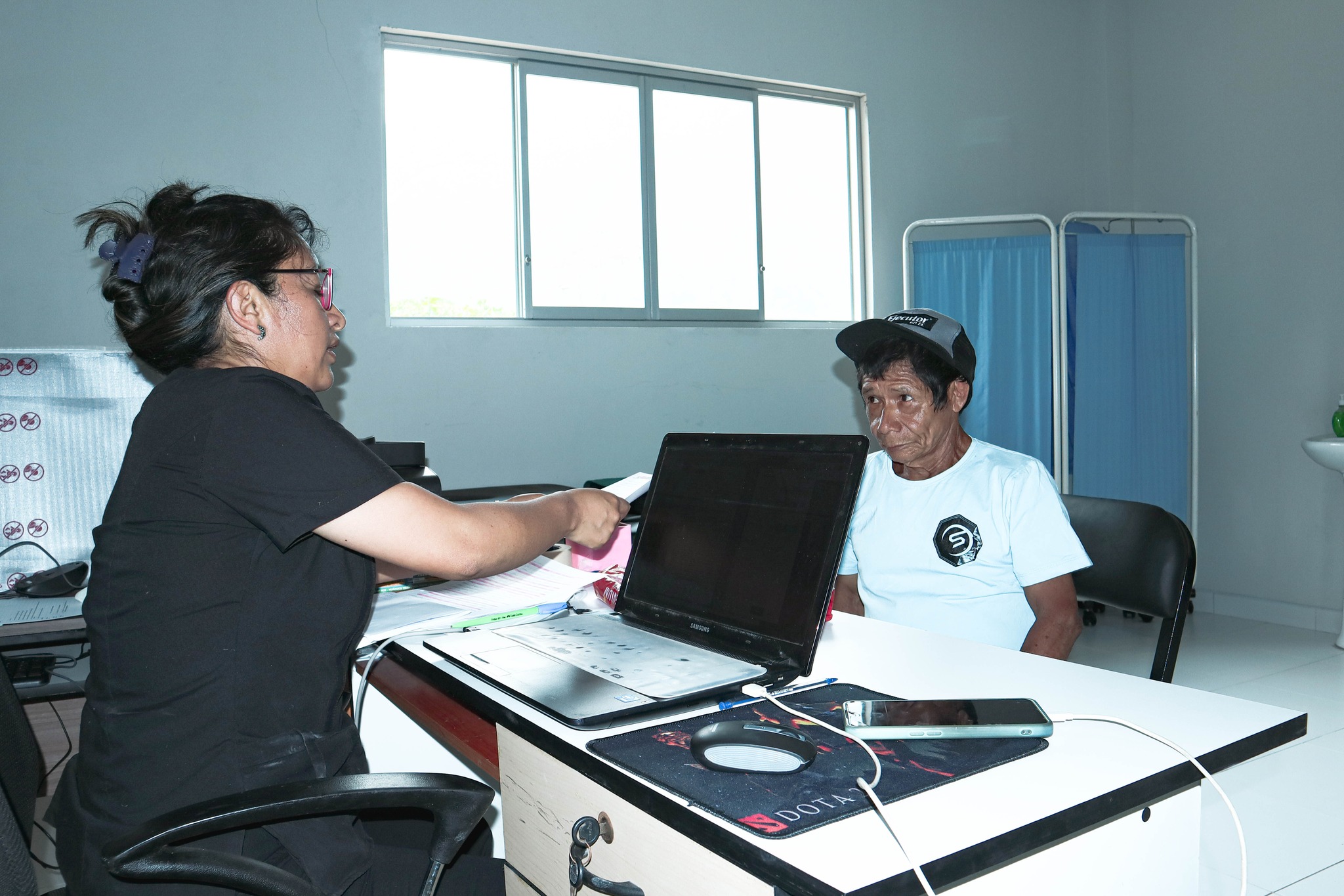 Un total de noventa personas del centro poblado de Huanipampa y sus caseríos se beneficiaron con la campaña de certificación médica a personas con discapacidad, actualización y empadronamiento Sisfoh e inscripción de niños en orfandad.
La actividad se desarrolló, ayer, en el puesto de apoyo de Huanipampa, a donde acudieron profesionales de la Municipalidad Distrital de San Pablo de Pillao, por encargo de la alcaldesa Delia Verde Ponce.