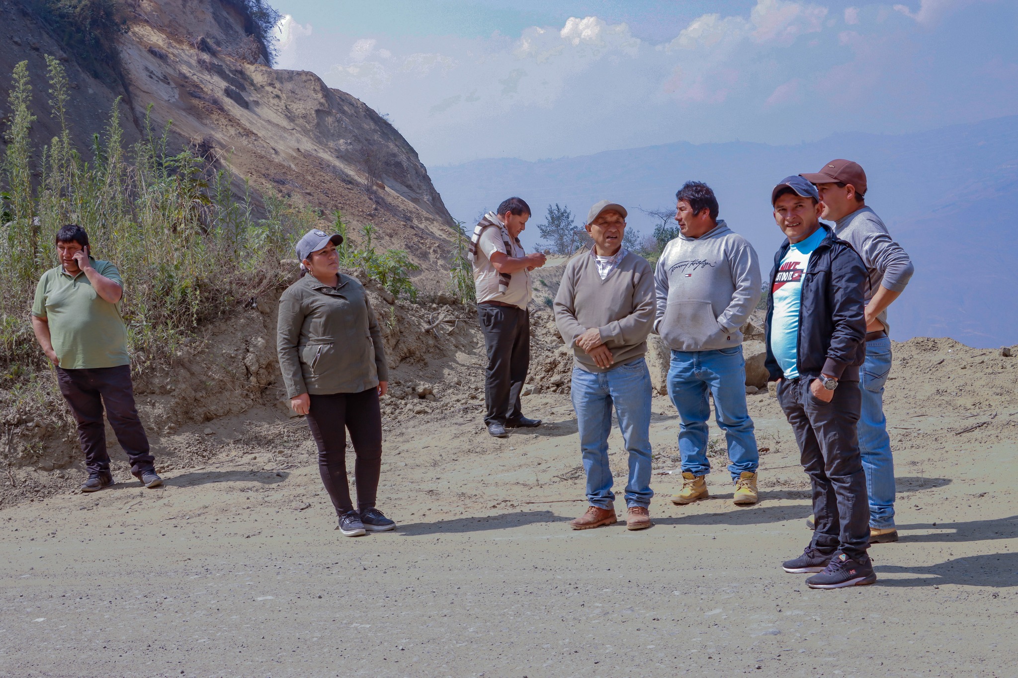 Con la finalidad de coordinar la pronta intervención de la carretera Pachachuán – Villa Tranca, la alcaldesa Delia Verde Ponce y representantes de las diferentes empresas de transportes sostuvieron una reunión y realizaron el recorrido de la vía, con la finalidad de identificar los tramos críticos.
La selección de material de las canteras iniciará el 18 de setiembre, mientras que la intervención de la carretera iniciará el 25 de setiembre y culminará en el plazo de un mes, tiempo en el que se prohibirá la circulación de vehículos de 8:00 a. m. a 12:00 m. y de 1:00 p. m. a 5:00 p. m.
Esta intervención se hace realidad gracias a la alianza entre la Municipalidad Distrital de San Pablo de Pillao, Municipalidad Provincial de Huánuco, Municipalidad Distrital de Chinchao, Instituto Vial Provincial Huánuco y transportistas. Estos últimos cooperarán con la contratación de un vigía.
Por otra parte, es importante informar que el proyecto del asfaltado a nivel de bicapa de la carretera Pachachupán – Villa Tranca fue priorizado en el Presupuesto Institucional de Apertura (PIA) del próximo año, por lo que ejecución está garantizado.