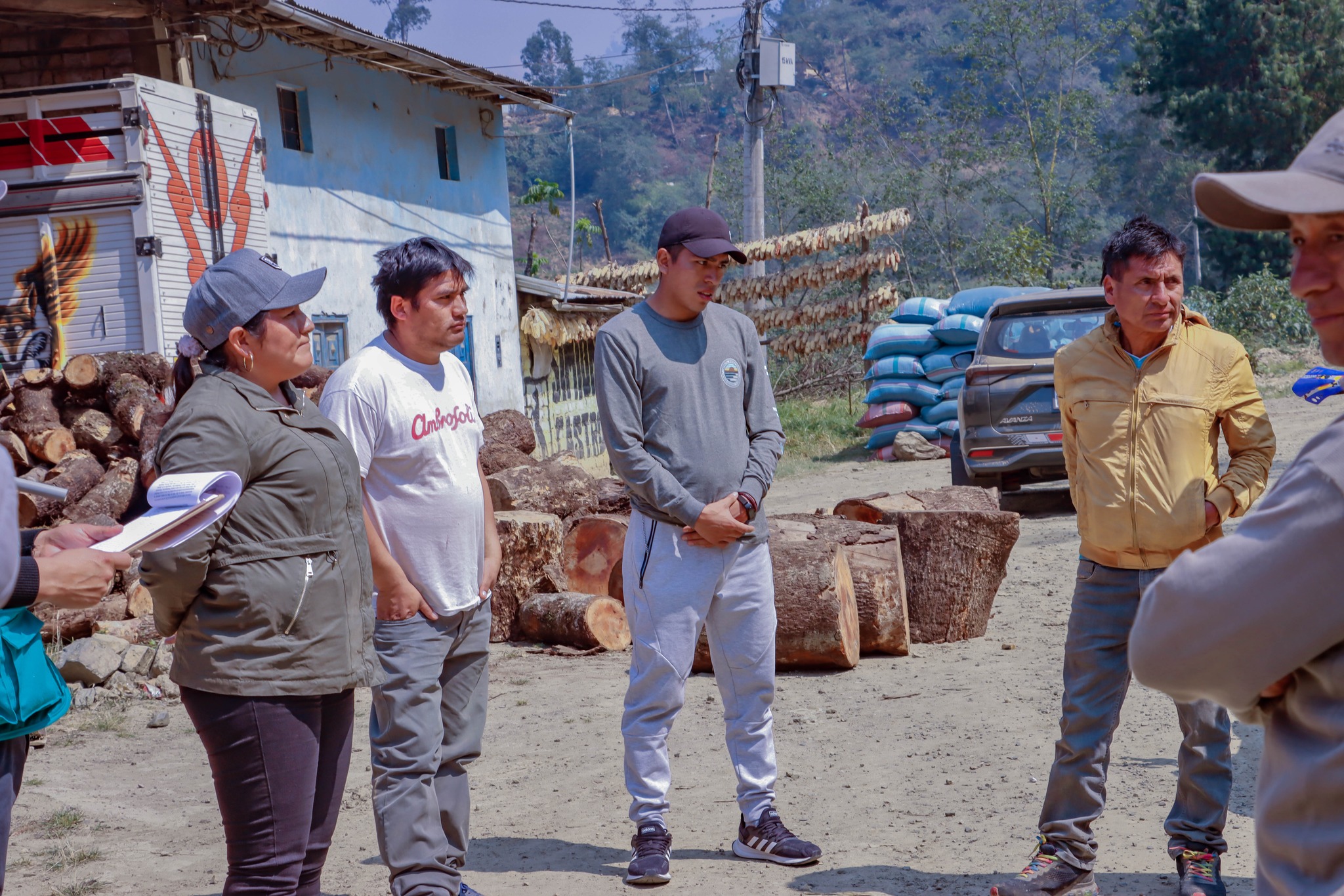Con la finalidad de coordinar la pronta intervención de la carretera Pachachuán – Villa Tranca, la alcaldesa Delia Verde Ponce y representantes de las diferentes empresas de transportes sostuvieron una reunión y realizaron el recorrido de la vía, con la finalidad de identificar los tramos críticos.
La selección de material de las canteras iniciará el 18 de setiembre, mientras que la intervención de la carretera iniciará el 25 de setiembre y culminará en el plazo de un mes, tiempo en el que se prohibirá la circulación de vehículos de 8:00 a. m. a 12:00 m. y de 1:00 p. m. a 5:00 p. m.
Esta intervención se hace realidad gracias a la alianza entre la Municipalidad Distrital de San Pablo de Pillao, Municipalidad Provincial de Huánuco, Municipalidad Distrital de Chinchao, Instituto Vial Provincial Huánuco y transportistas. Estos últimos cooperarán con la contratación de un vigía.
Por otra parte, es importante informar que el proyecto del asfaltado a nivel de bicapa de la carretera Pachachupán – Villa Tranca fue priorizado en el Presupuesto Institucional de Apertura (PIA) del próximo año, por lo que ejecución está garantizado.