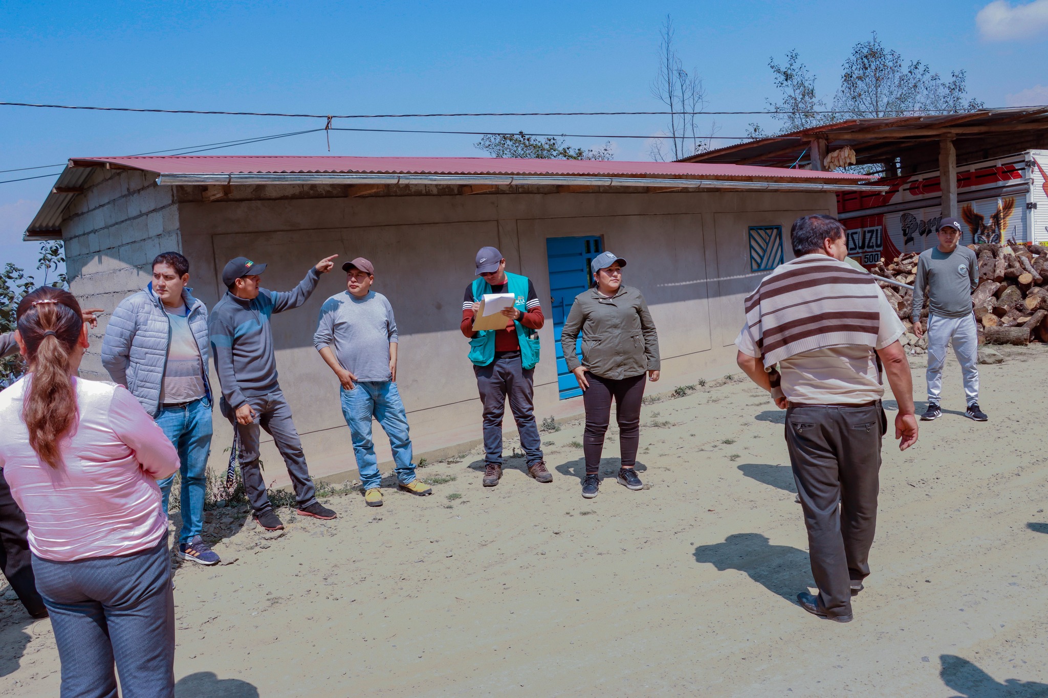 Con la finalidad de coordinar la pronta intervención de la carretera Pachachuán – Villa Tranca, la alcaldesa Delia Verde Ponce y representantes de las diferentes empresas de transportes sostuvieron una reunión y realizaron el recorrido de la vía, con la finalidad de identificar los tramos críticos.
La selección de material de las canteras iniciará el 18 de setiembre, mientras que la intervención de la carretera iniciará el 25 de setiembre y culminará en el plazo de un mes, tiempo en el que se prohibirá la circulación de vehículos de 8:00 a. m. a 12:00 m. y de 1:00 p. m. a 5:00 p. m.
Esta intervención se hace realidad gracias a la alianza entre la Municipalidad Distrital de San Pablo de Pillao, Municipalidad Provincial de Huánuco, Municipalidad Distrital de Chinchao, Instituto Vial Provincial Huánuco y transportistas. Estos últimos cooperarán con la contratación de un vigía.
Por otra parte, es importante informar que el proyecto del asfaltado a nivel de bicapa de la carretera Pachachupán – Villa Tranca fue priorizado en el Presupuesto Institucional de Apertura (PIA) del próximo año, por lo que ejecución está garantizado.