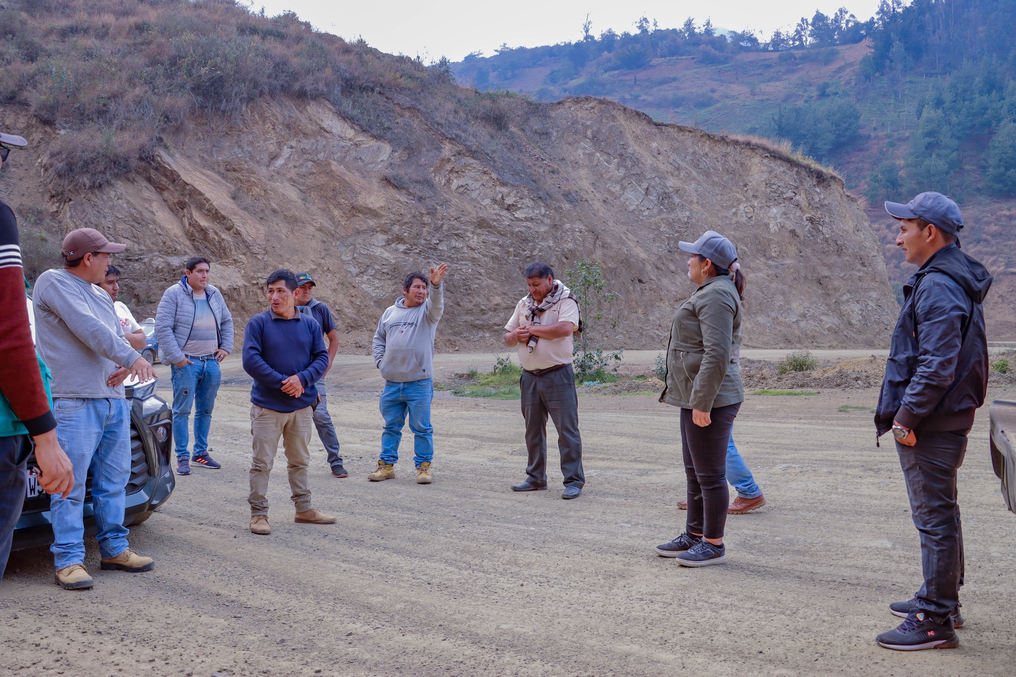 Con la finalidad de coordinar la pronta intervención de la carretera Pachachuán – Villa Tranca, la alcaldesa Delia Verde Ponce y representantes de las diferentes empresas de transportes sostuvieron una reunión y realizaron el recorrido de la vía, con la finalidad de identificar los tramos críticos.
La selección de material de las canteras iniciará el 18 de setiembre, mientras que la intervención de la carretera iniciará el 25 de setiembre y culminará en el plazo de un mes, tiempo en el que se prohibirá la circulación de vehículos de 8:00 a. m. a 12:00 m. y de 1:00 p. m. a 5:00 p. m.
Esta intervención se hace realidad gracias a la alianza entre la Municipalidad Distrital de San Pablo de Pillao, Municipalidad Provincial de Huánuco, Municipalidad Distrital de Chinchao, Instituto Vial Provincial Huánuco y transportistas. Estos últimos cooperarán con la contratación de un vigía.
Por otra parte, es importante informar que el proyecto del asfaltado a nivel de bicapa de la carretera Pachachupán – Villa Tranca fue priorizado en el Presupuesto Institucional de Apertura (PIA) del próximo año, por lo que ejecución está garantizado.