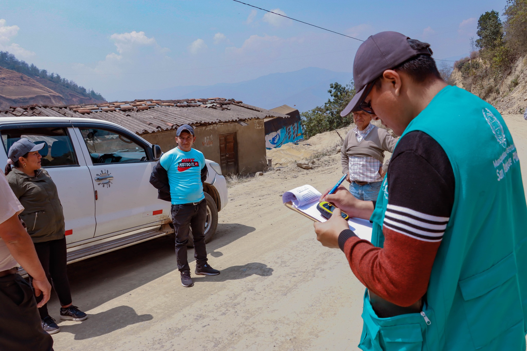 Con la finalidad de coordinar la pronta intervención de la carretera Pachachuán – Villa Tranca, la alcaldesa Delia Verde Ponce y representantes de las diferentes empresas de transportes sostuvieron una reunión y realizaron el recorrido de la vía, con la finalidad de identificar los tramos críticos.
La selección de material de las canteras iniciará el 18 de setiembre, mientras que la intervención de la carretera iniciará el 25 de setiembre y culminará en el plazo de un mes, tiempo en el que se prohibirá la circulación de vehículos de 8:00 a. m. a 12:00 m. y de 1:00 p. m. a 5:00 p. m.
Esta intervención se hace realidad gracias a la alianza entre la Municipalidad Distrital de San Pablo de Pillao, Municipalidad Provincial de Huánuco, Municipalidad Distrital de Chinchao, Instituto Vial Provincial Huánuco y transportistas. Estos últimos cooperarán con la contratación de un vigía.
Por otra parte, es importante informar que el proyecto del asfaltado a nivel de bicapa de la carretera Pachachupán – Villa Tranca fue priorizado en el Presupuesto Institucional de Apertura (PIA) del próximo año, por lo que ejecución está garantizado.