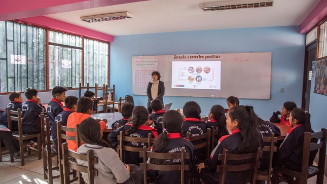 Servidores de la Unidad Ejecutora realizando acciones de sensibilización