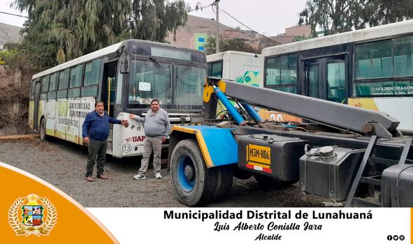 Alcalde del Distrito de Lunahuaná, Sr. Luis Alberto Conislla Jara, se apersono el día 20 de Setiembre del año en curso, en horas de la mañana a la ciudad de Lima, tras haber recibido una llamada telefónica del PRONABI, para realizar la entrega del bus, en ese sentido nuestra autoridad local viajo en compañía del Gerente Municipal.
Dicho vehículo, será destinado para la educación de nuestras futuras generaciones de la Capital Turística y Cultural.