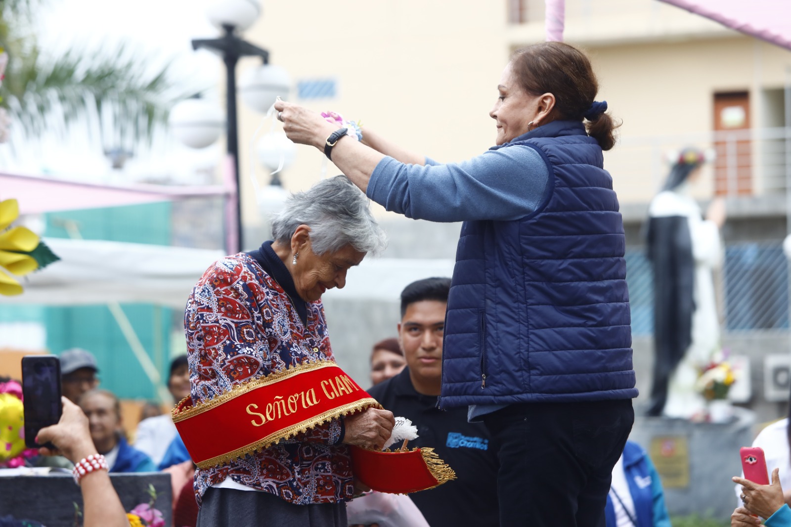 Momento emocionante de la coronación