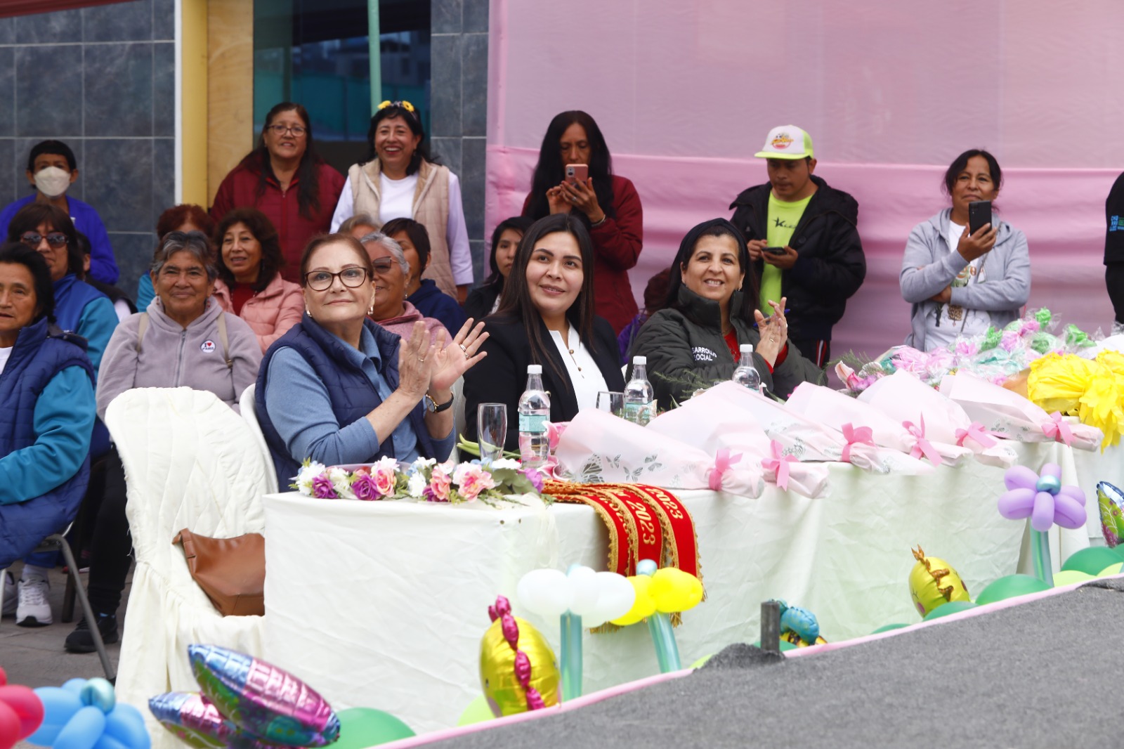 Jurado integrado por la regidora Rosario Neyra, la gerente de Desarrollo Social; Cecilia Arteaga y la primera regidora de Chorrillos Rocci de Velasco