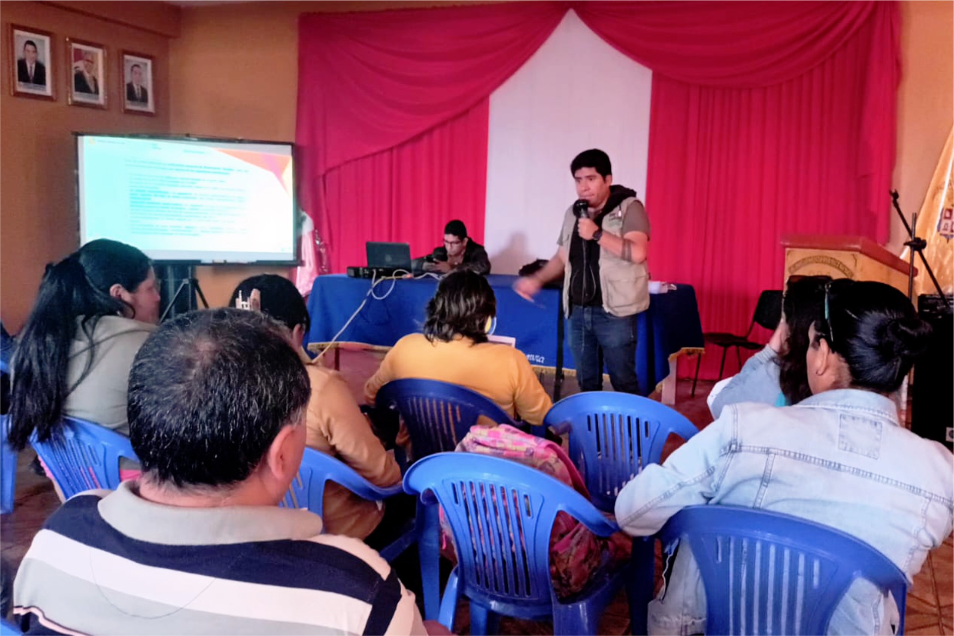 MUNICIPIO DE HUAURA EN COORDINACI脫N CON DIRCETUR REALIZAN TALLER DE CAPACITACI脫N ORIENTADO A LA FORMALIZACI脫N DE HOTELES, RESTAURANTES Y ATENCI脫N AL CLIENTE