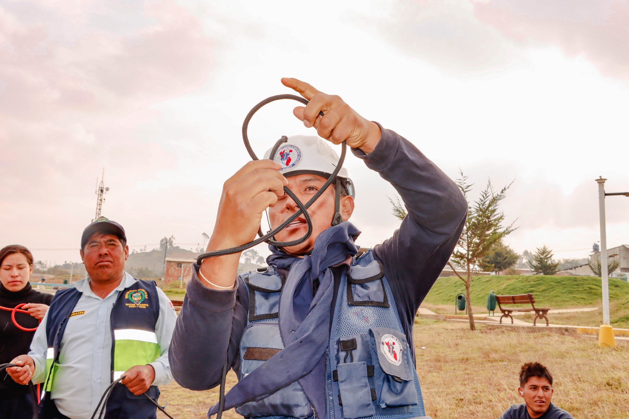 Con la finalidad de que nuestros agentes del Serenazgo estén preparados para afrontar situaciones de emergencia como accidentes u otros, se desarrolló un taller sobre primeros auxilios y rescate. La capacitación estuvo a cargo del brigadista Lider Luis Villaverde Aranda, profesional del Centro de Salud de San Pablo de Pillao.
