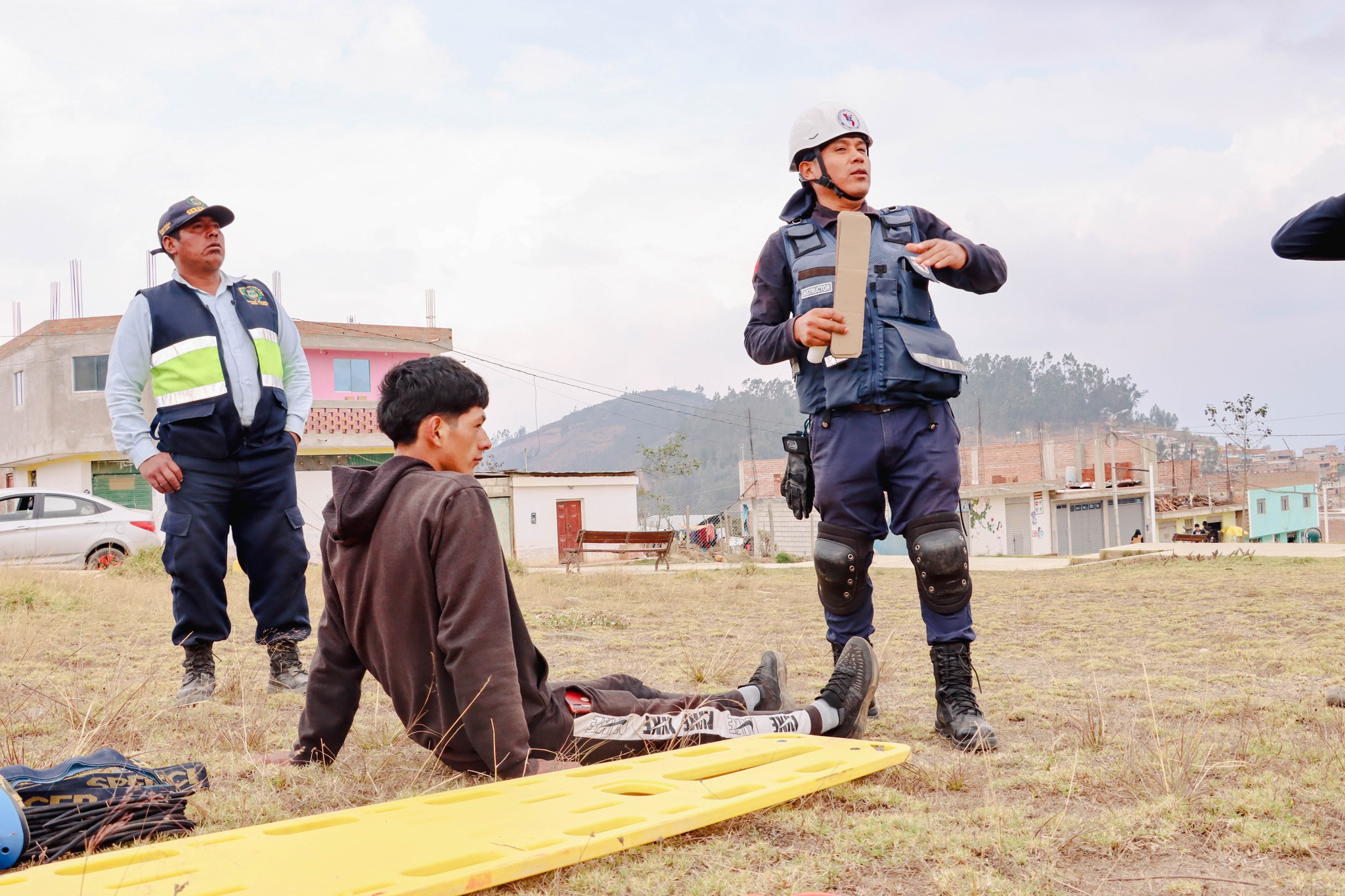 Con la finalidad de que nuestros agentes del Serenazgo estén preparados para afrontar situaciones de emergencia como accidentes u otros, se desarrolló un taller sobre primeros auxilios y rescate. La capacitación estuvo a cargo del brigadista Lider Luis Villaverde Aranda, profesional del Centro de Salud de San Pablo de Pillao.