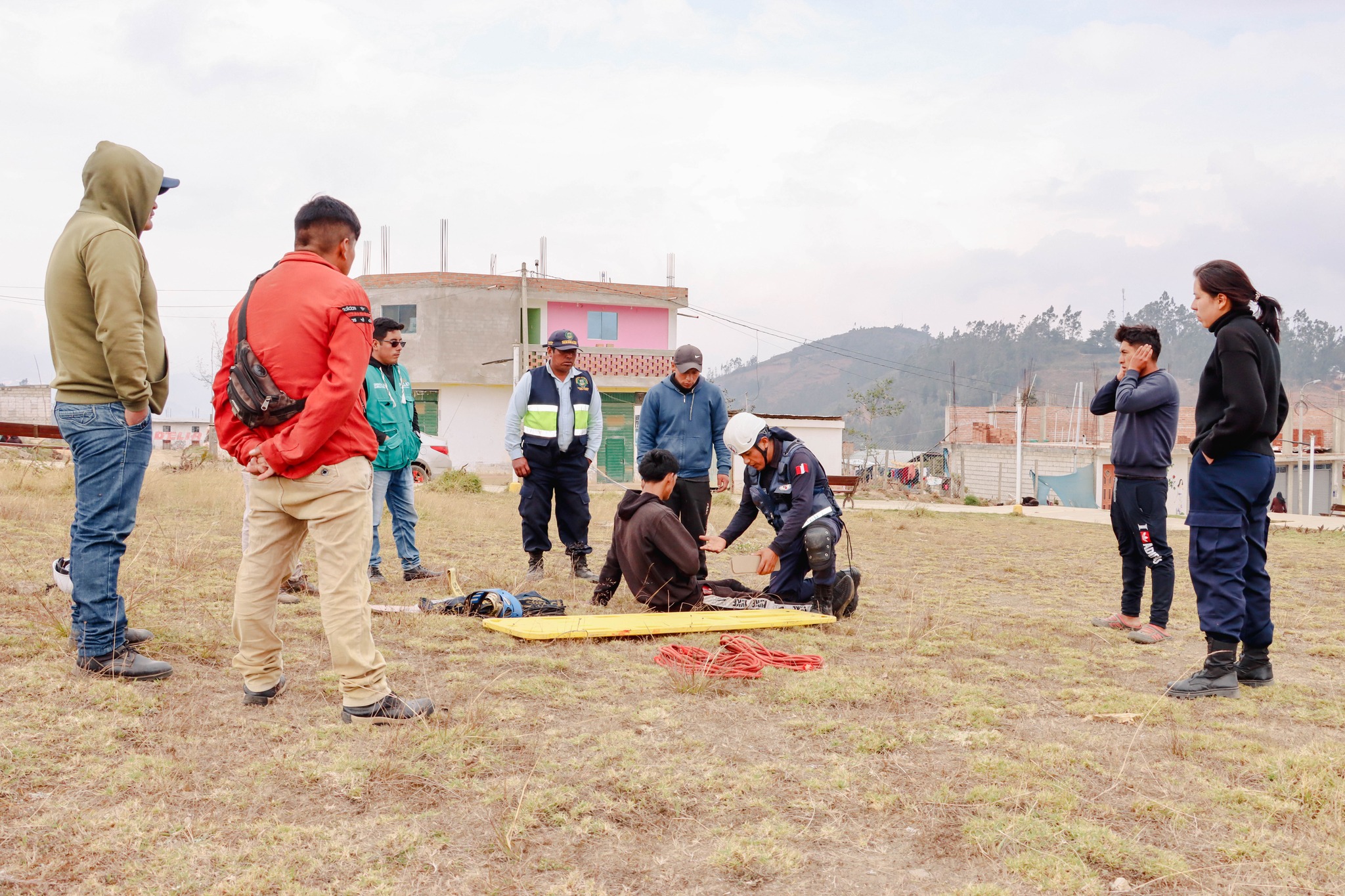 Con la finalidad de que nuestros agentes del Serenazgo estén preparados para afrontar situaciones de emergencia como accidentes u otros, se desarrolló un taller sobre primeros auxilios y rescate. La capacitación estuvo a cargo del brigadista Lider Luis Villaverde Aranda, profesional del Centro de Salud de San Pablo de Pillao.