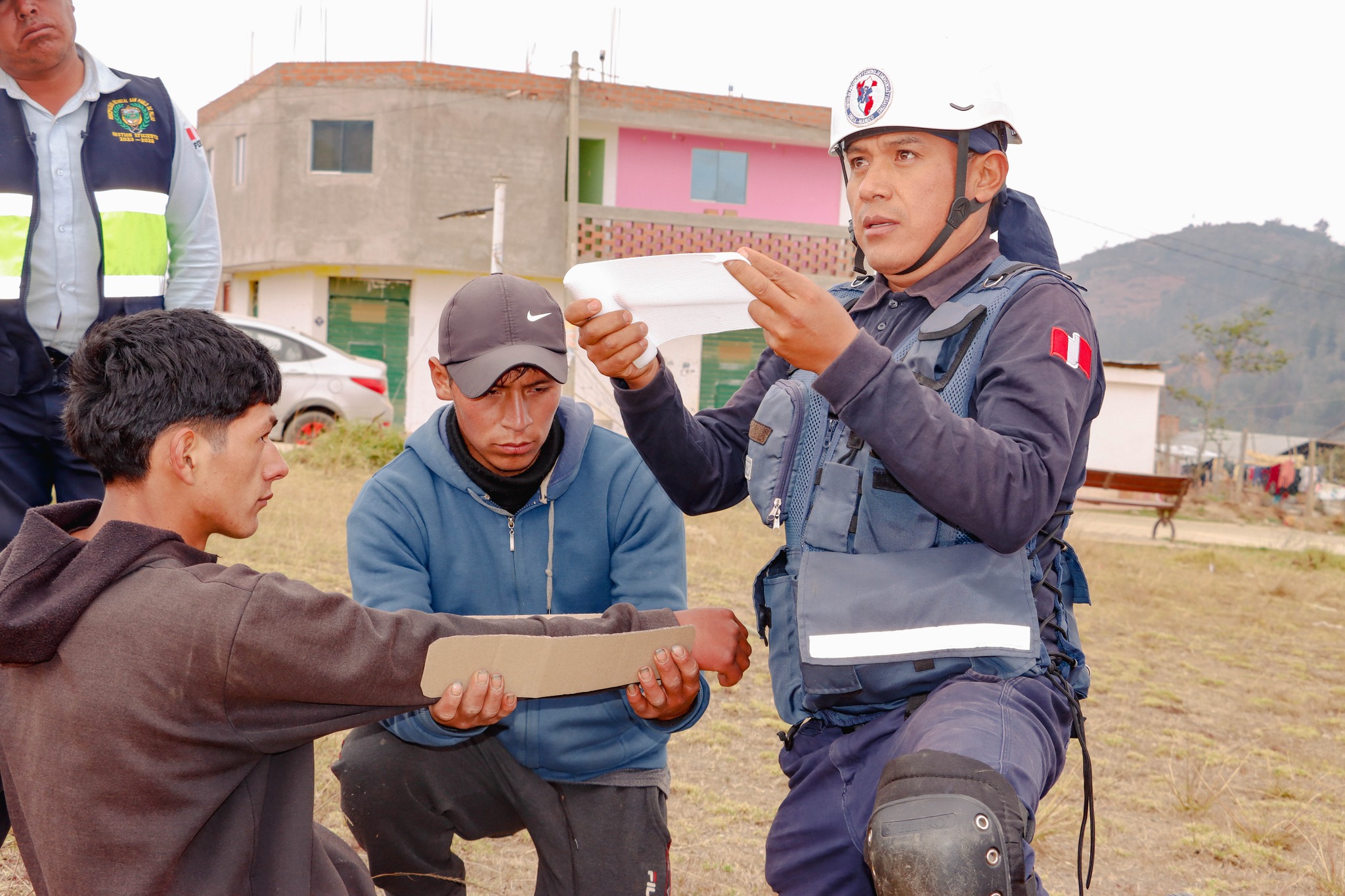 Con la finalidad de que nuestros agentes del Serenazgo estén preparados para afrontar situaciones de emergencia como accidentes u otros, se desarrolló un taller sobre primeros auxilios y rescate. La capacitación estuvo a cargo del brigadista Lider Luis Villaverde Aranda, profesional del Centro de Salud de San Pablo de Pillao.