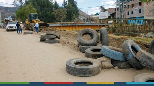 La Municipalidad Provincial de Cajamarca, continúa recuperando la faja marginal del río Mashcón en la zona del vivero municipal. En esta oportunidad, maquinaria amarrilla realizó la demolición de infraestructura propia de la comuna local para seguir aperturando y respetando la faja marginal. 
🖐El artículo 74° de la Ley N° 29338 de la Resolución Directoral N° 0021-2021-ANA-AAA.M establece que, en los terrenos aledaños a los cauces naturales o artificiales, se mantiene una faja marginal del terreno necesario para la protección, el uso primario del agua, el libre tránsito, la pesca, caminos de vigilancia u otros servicios, siendo la faja marginal un bien de dominio público teniendo la condición de inalienable e imprescriptible. 