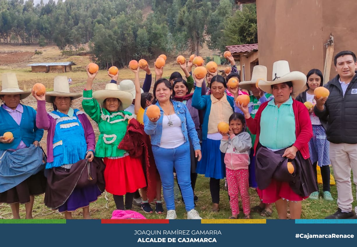 En un trabajo coordinado el Banco de Alimentos de Cajamarca realiz贸 una significativa donaci贸n de tres toneladas de toronja que fueron repartidas a los moradores de Cushunga, Chamis, comedores populares y comit茅s de vaso de leche, por el personal de la subgerencia de Programas Sociales y Empadronamiento de la gerencia de Desarrollo Social de la Municipalidad Provincial de Cajamarca.
馃憠El subgerente de Programas Sociales, Robert Ventura, encabez贸 la entrega de esta valiosa donaci贸n junto a la regidora Delia Tafur, agradeciendo por este gran apoyo al banco de alimentos que sirve para brindar un peque帽o apoyo a nuestros ni帽os y familias de bajos recursos.
