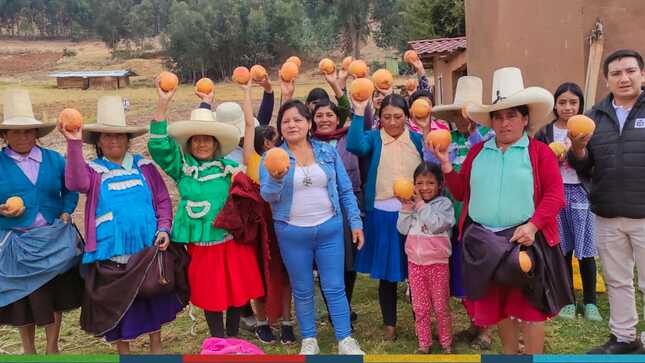 En un trabajo coordinado el Banco de Alimentos de Cajamarca realizó una significativa donación de tres toneladas de toronja que fueron repartidas a los moradores de Cushunga, Chamis, comedores populares y comités de vaso de leche, por el personal de la subgerencia de Programas Sociales y Empadronamiento de la gerencia de Desarrollo Social de la Municipalidad Provincial de Cajamarca. 
👉El subgerente de Programas Sociales, Robert Ventura, encabezó la entrega de esta valiosa donación junto a la regidora Delia Tafur, agradeciendo por este gran apoyo al banco de alimentos que sirve para brindar un pequeño apoyo a nuestros niños y familias de bajos recursos. 