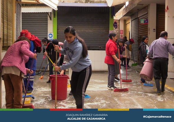 La Municipalidad Provincial de Cajamarca través de la gerencia de Desarrollo Ambiental, realizó la limpieza y desinfección del mercado del barrio la Tulpuna.
✅Esta labor contó con la presencia y colaboración activa de los vecinos de la zona, cabe resaltar el apoyo del presidente del barrio el señor Orlando Caruajulca y la presidenta del comité del mercado Raquel Tasilla, quienes en coordinación con la sensibilizadora del municipio realizaron esta importante actividad.
🤝Estas actividades se realizan cada 15 días con el objetivo de mantener estos espacios limpios y saludables, para garantizar la salubridad de sus productos debido a la gran afluencia de público.